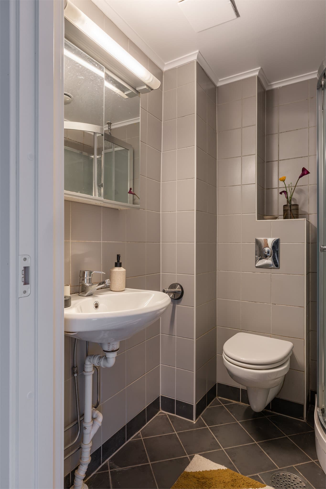 Badet har flislagte overflater.