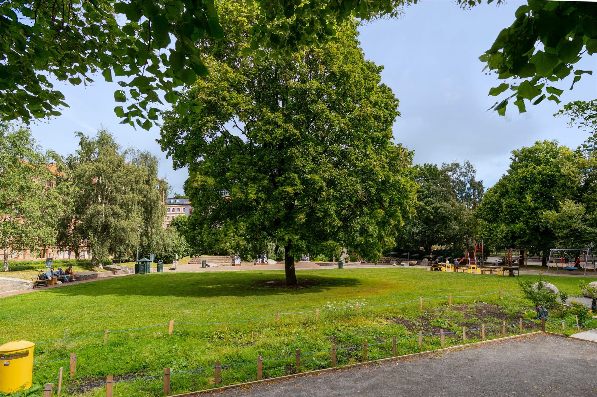 Rett utenfor døren ligger Sommerfrydhagen, en frodig og åpen park som egner seg ypperlig for alt fra gå- og løpeturer til lek og soling.