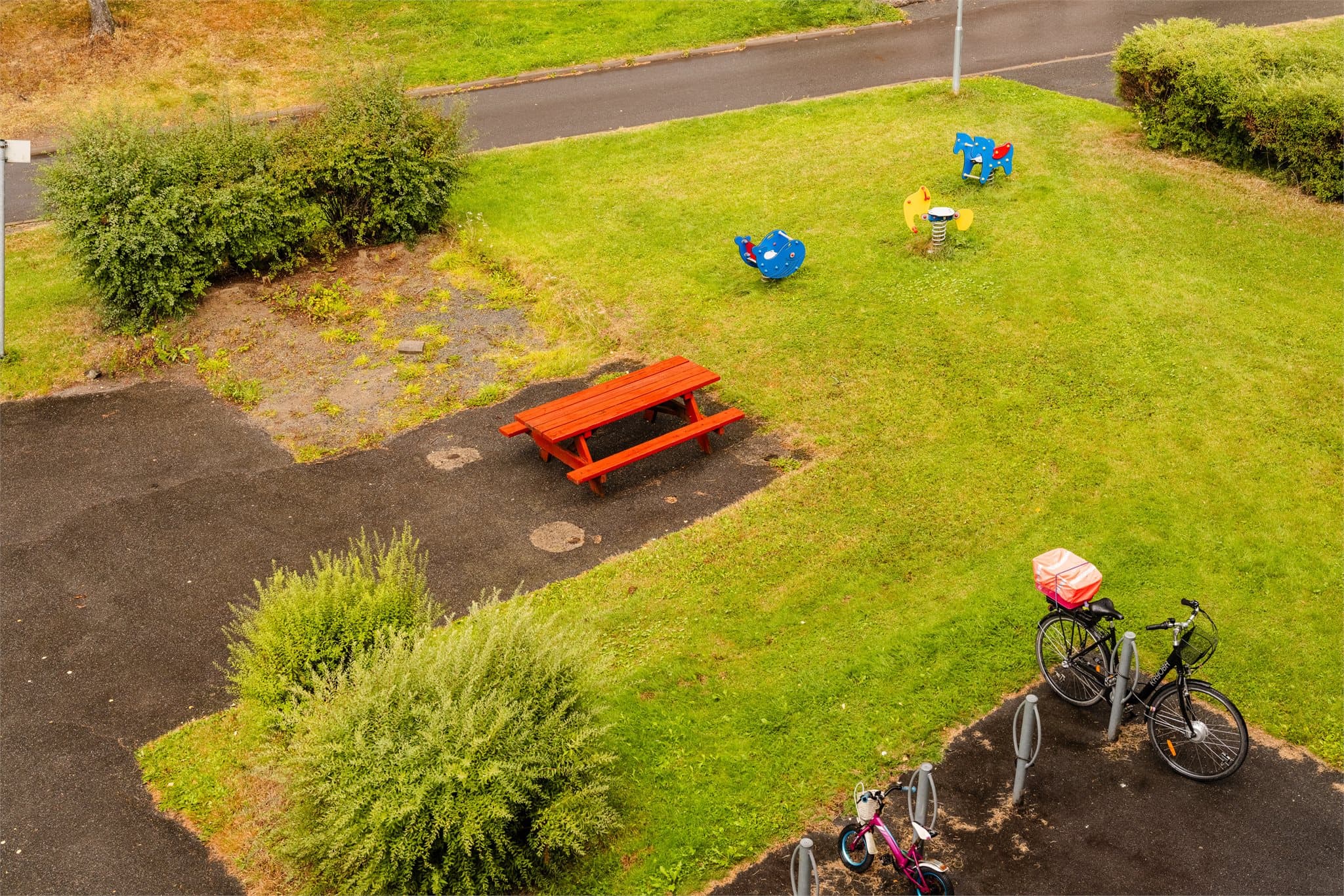 Hyggelige uteområder med sittegrupper og lekeapparater i frodige omgivelser på sommerhalvåret.