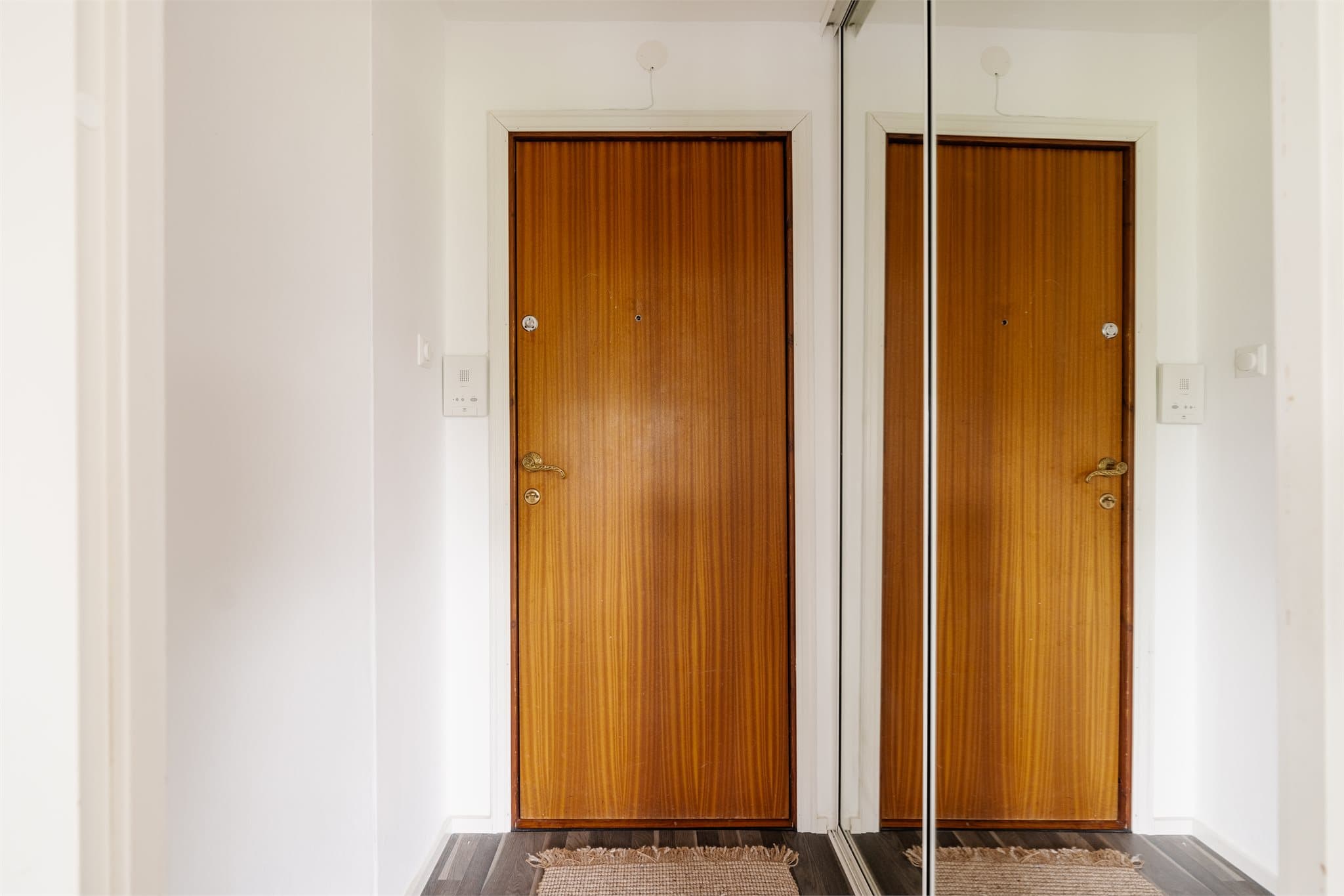 Romslig entré med god plass til oppbevaring i skyvedørsgarderobe.