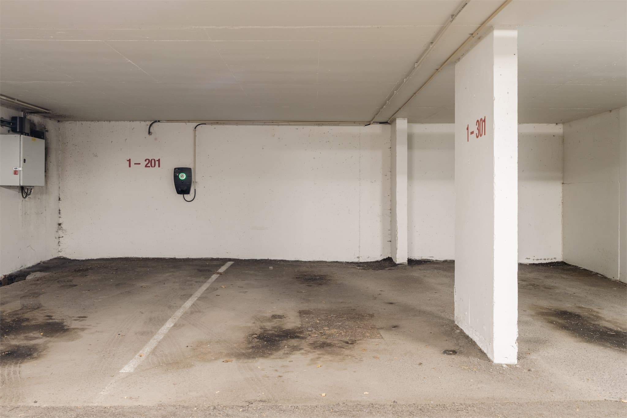 Medfølgende boligen har man også en garasjeplass i felles anlegg med egen garasjeport.