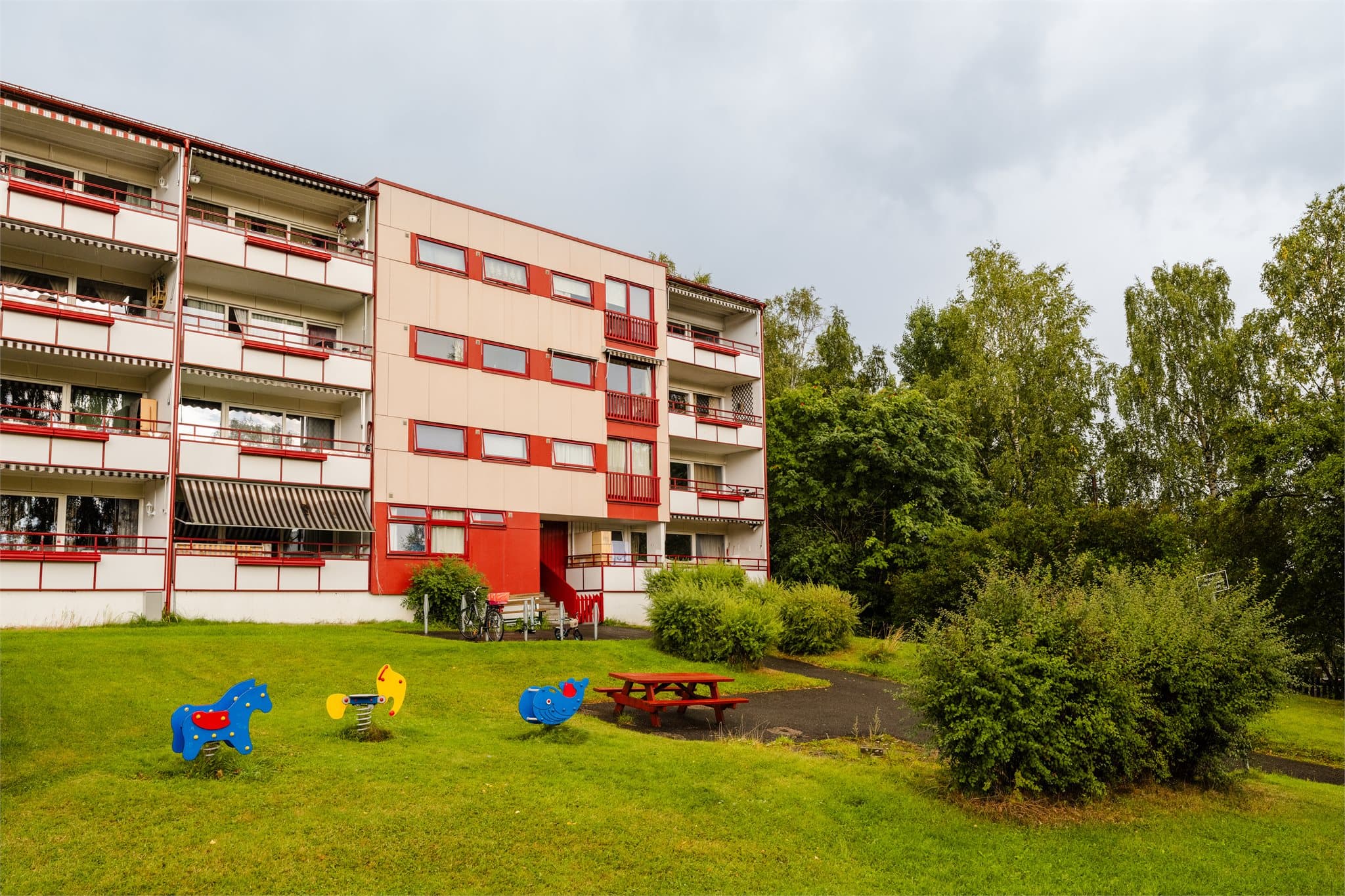 Fasadebilde. Her bor du sentralt på Rykkinn med både turløyper og servidetilbud innen kort nærhet.