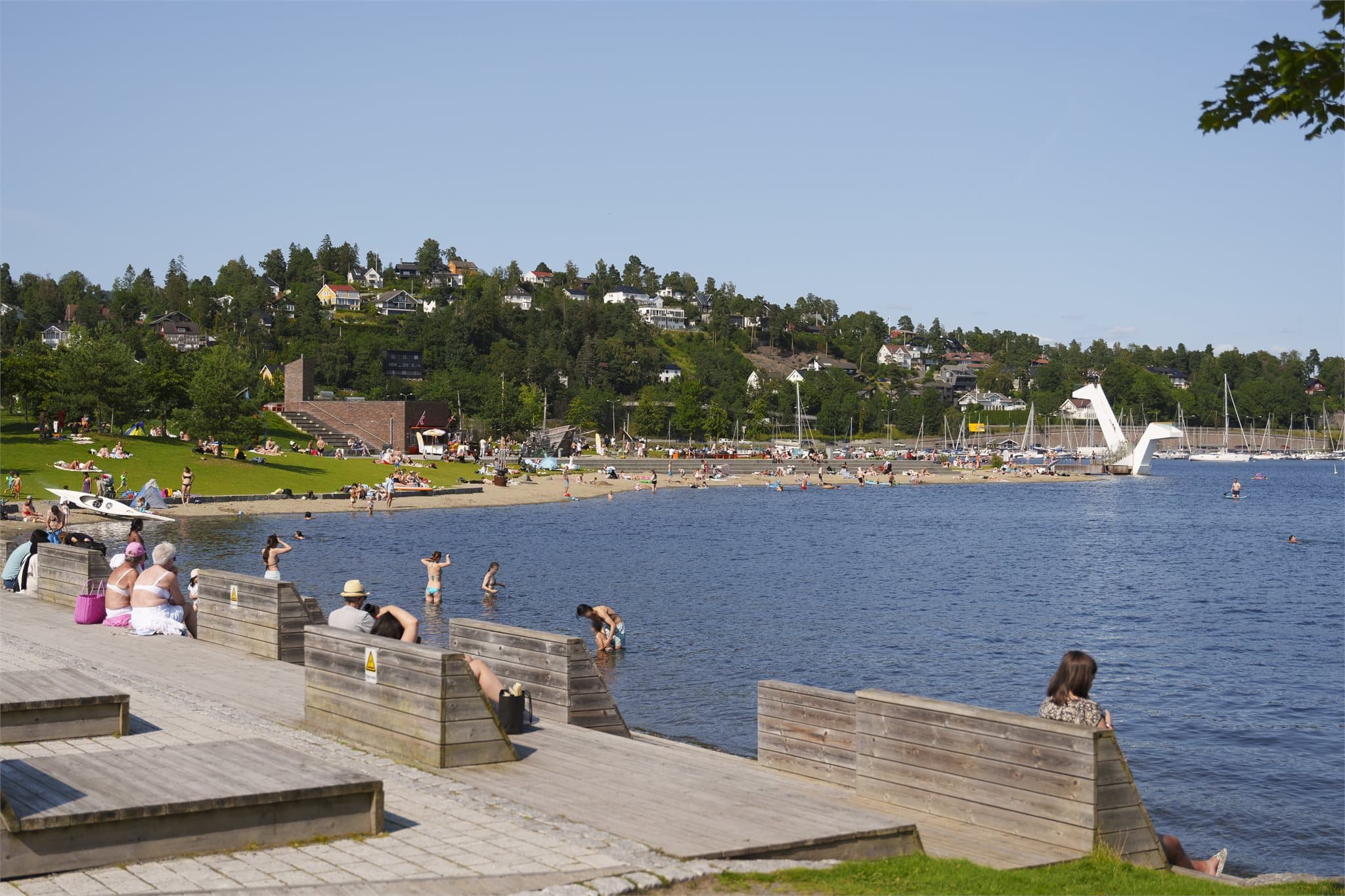 Med ca. 10 minutters kjøretur, kommer du deg enkelt til Kadettangen i Sandvika, et populært badeområde for store og små.