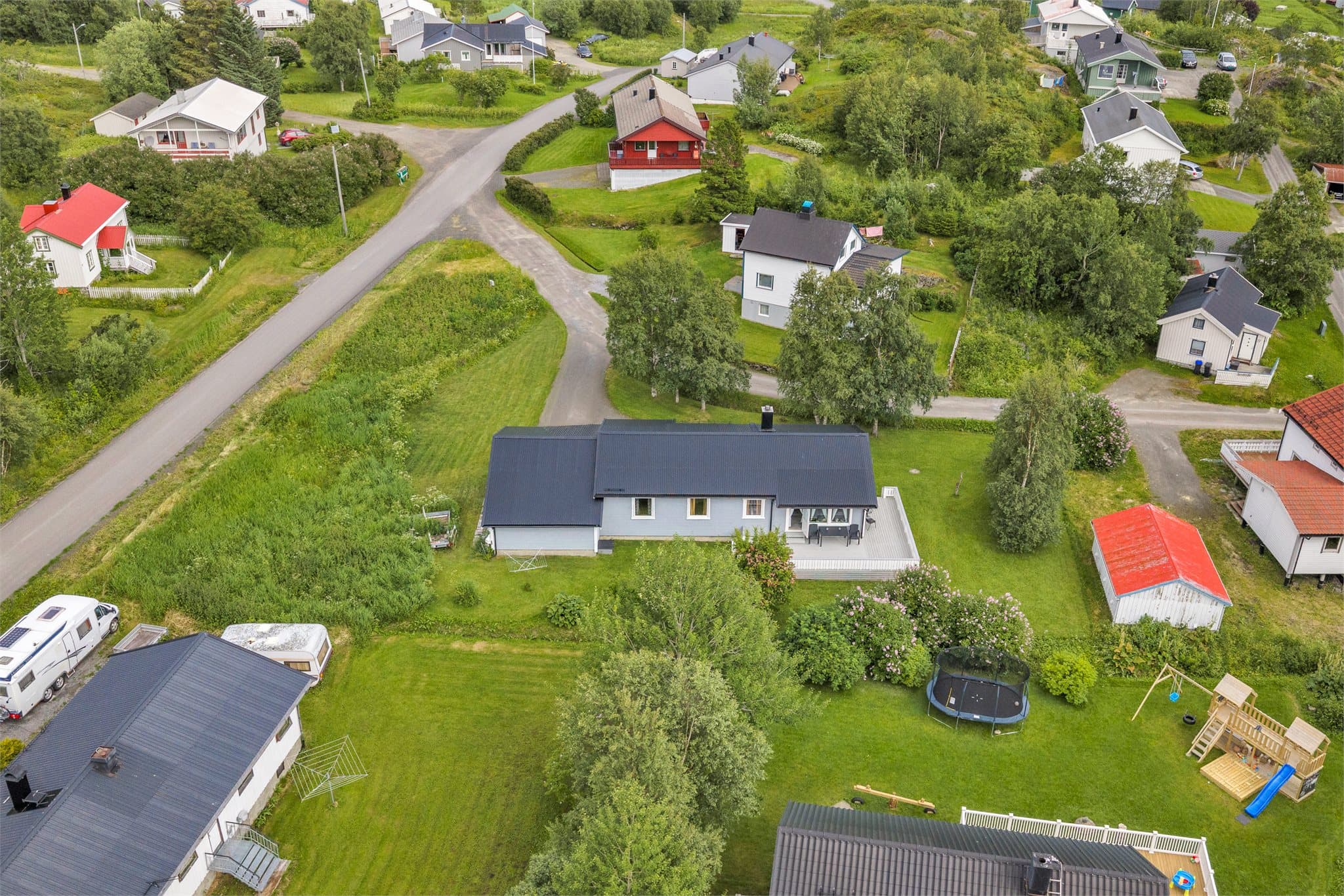 Enebolig fra 1971 som er vesentlig oppgradert, med blant annet ny kledning og nye vinduer fra 2015.