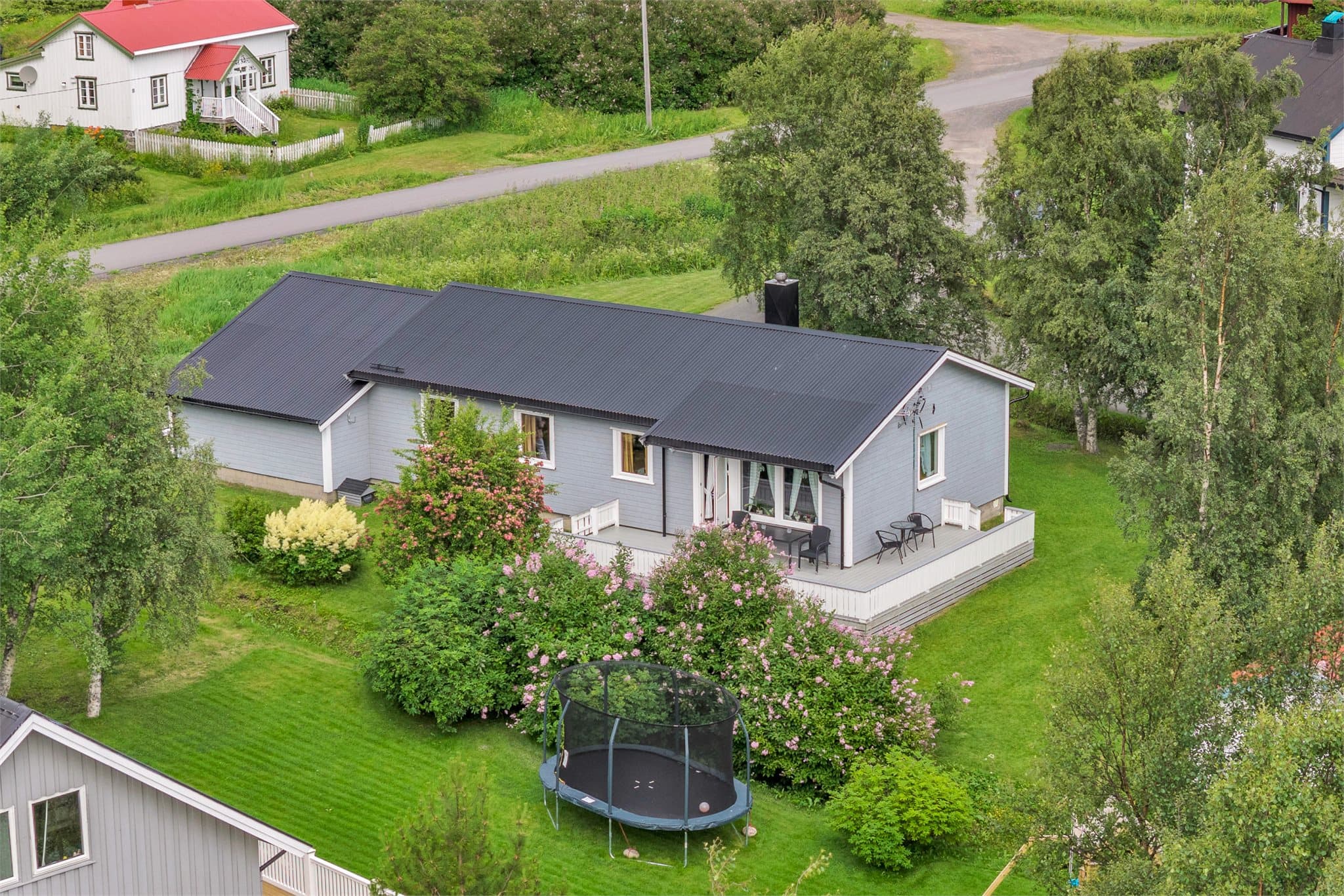 Tomten er opparbeidet med plen og beplantning, og har gode uteplasser.