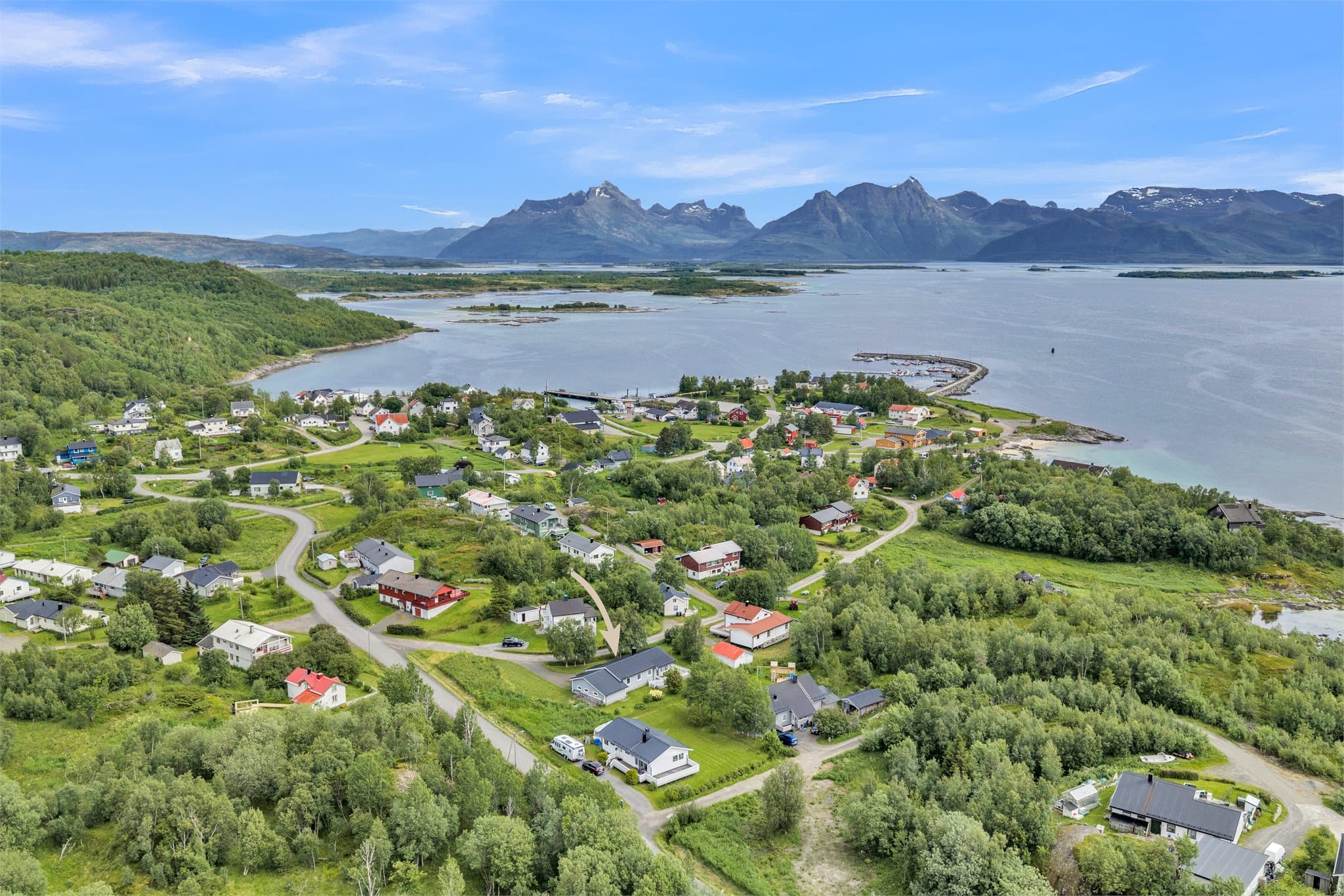 Beliggenhet i Skutvik med gangavstand til fergekai og den lokale landhandelen.