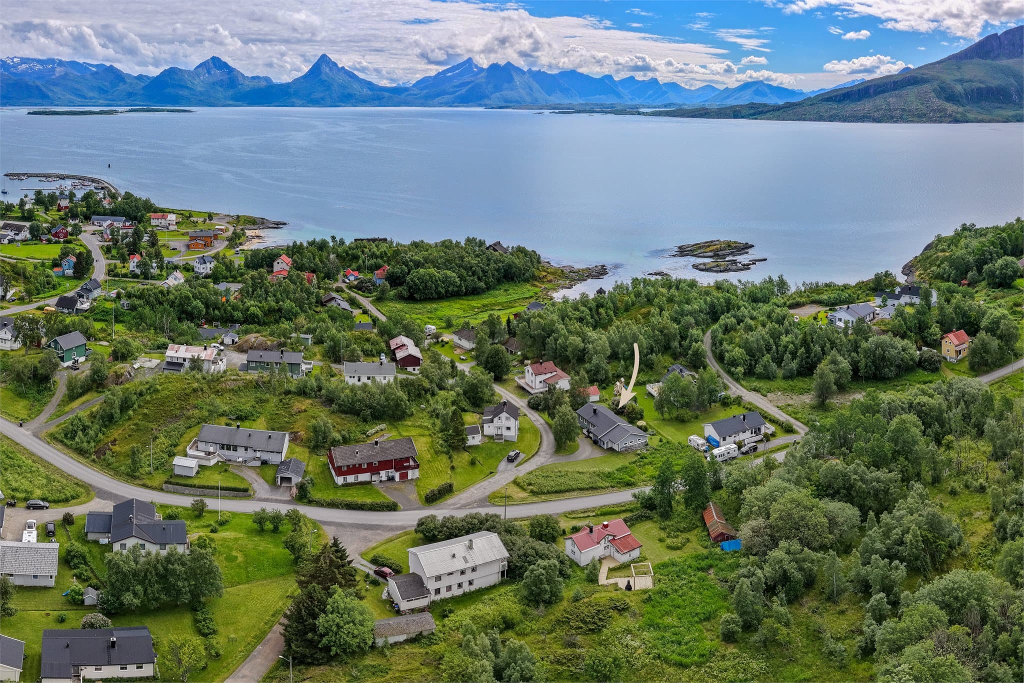 Eiendommen ligger i et etablert boligområde med nærhet til sjø og natur.