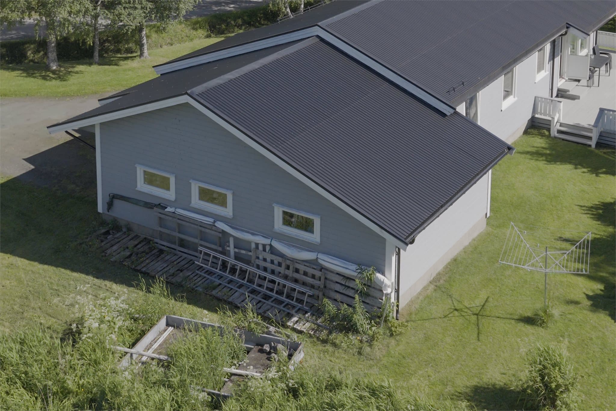 Tilknyttet boligen er en romslig garasje på 45 m² og boder med utvendig adkomst.