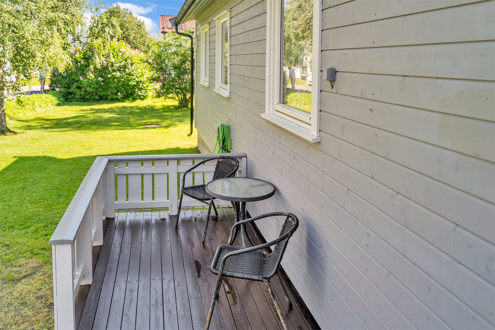 Boligen har terrasser på til sammen 46 m², med plass til flere sittegrupper.