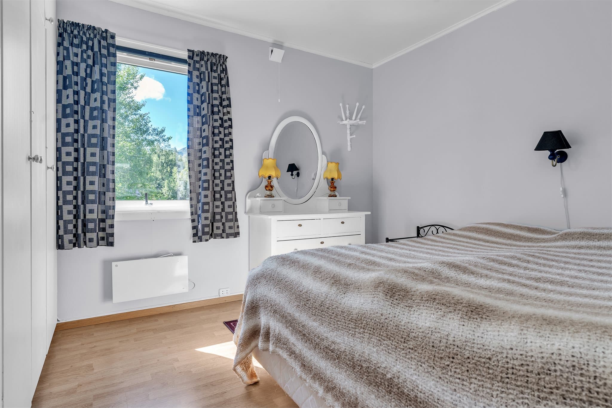 Vinduer med 2-lags isolerglass fra 2015 slipper inn dagslyset.