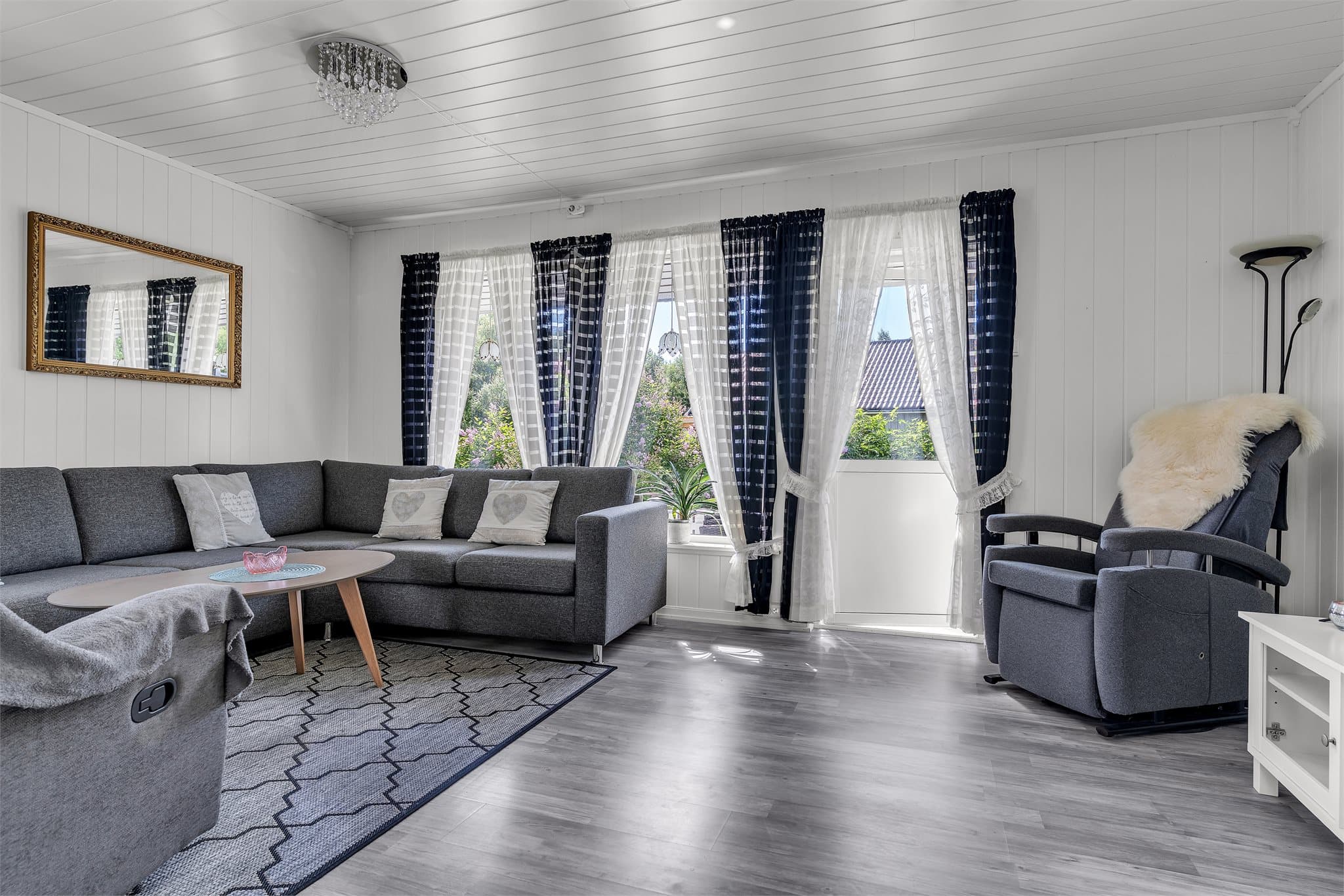 Stuen har plass til en romslig sofagruppe og har vinduer fra 2015.