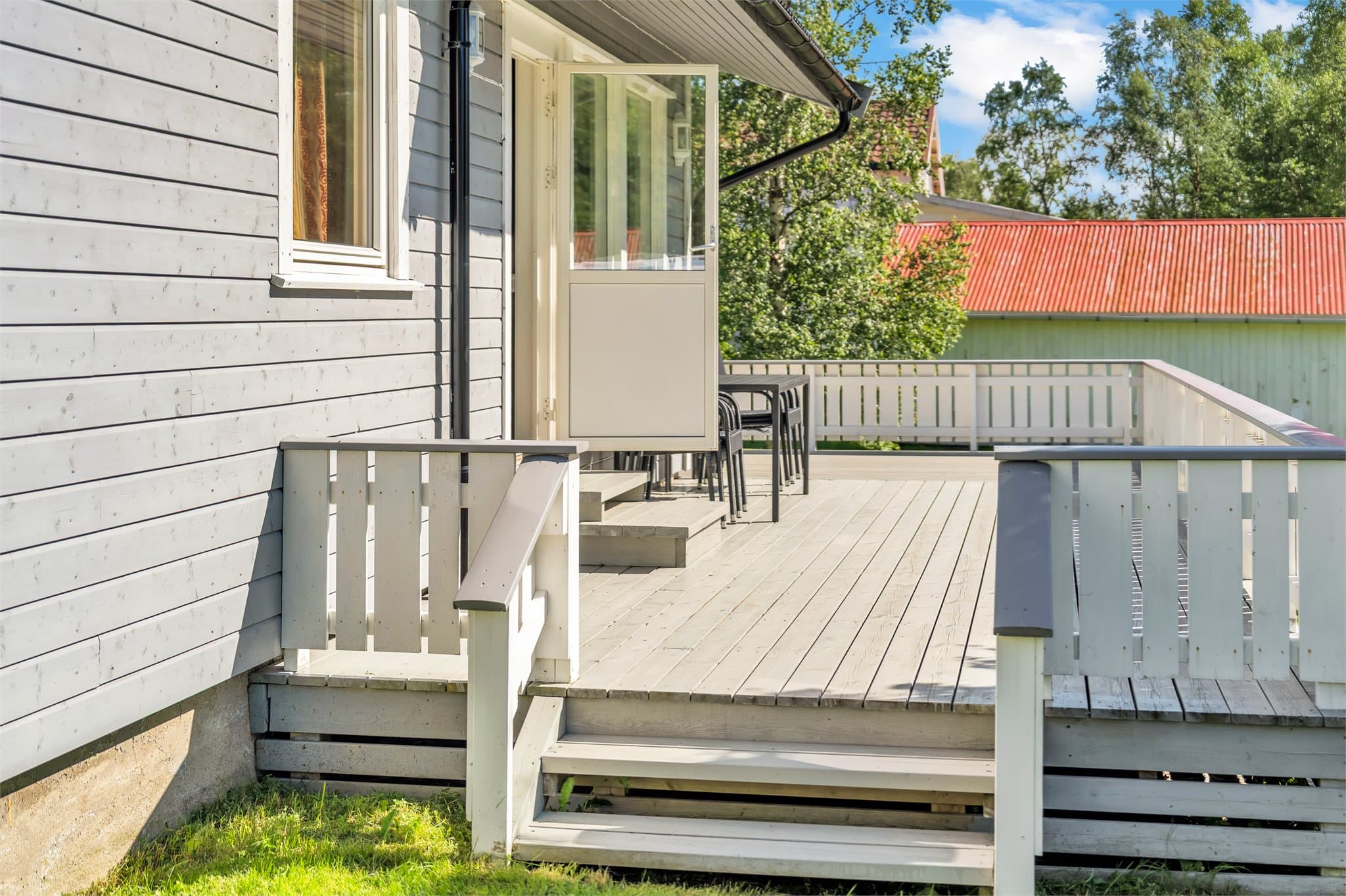 Terrassen på baksiden av huset ble bygget i 2017.