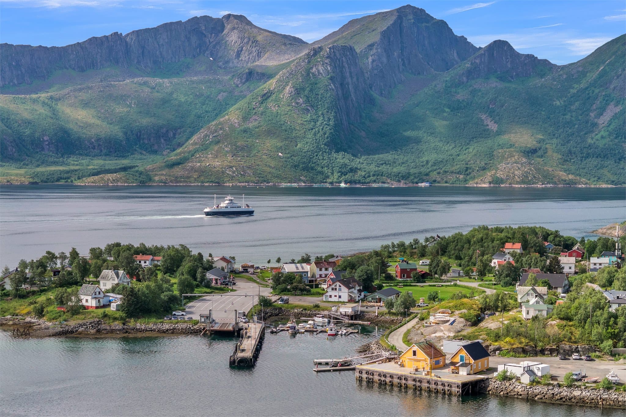 Fra området har man utsikt mot fjell og fjord.