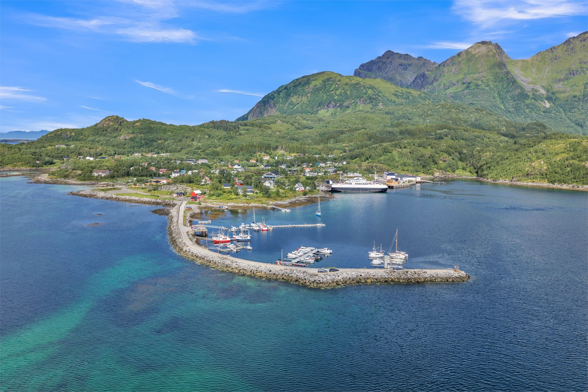 Skutvik ferjekai ligger kun 6 minutters gange unna, med forbindelser til blant annet Svolvær.