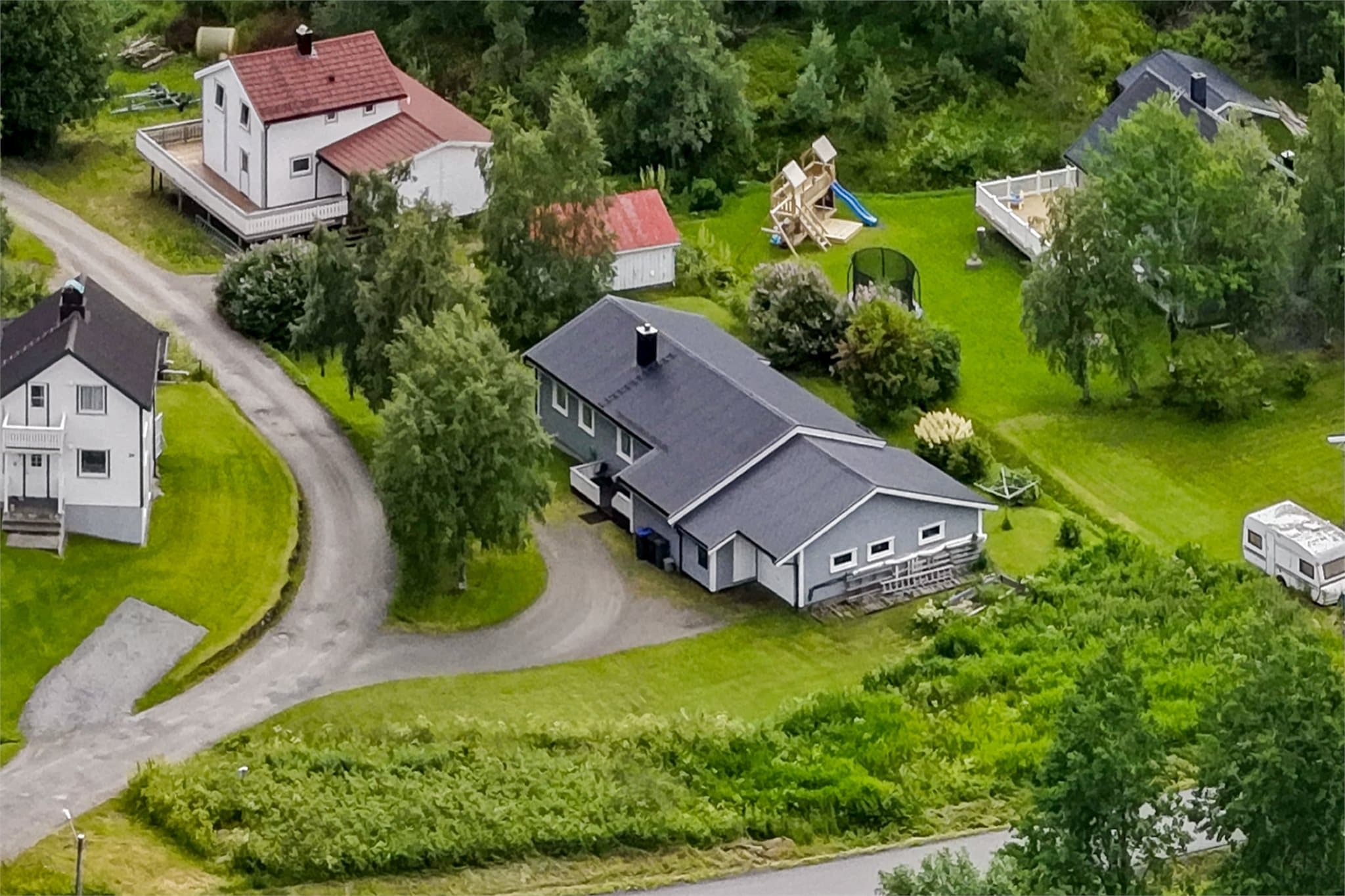 Taket er tekket med Plannja stålplater fra 2010, og fasaden er kledd med liggende trekledning fra 2015.