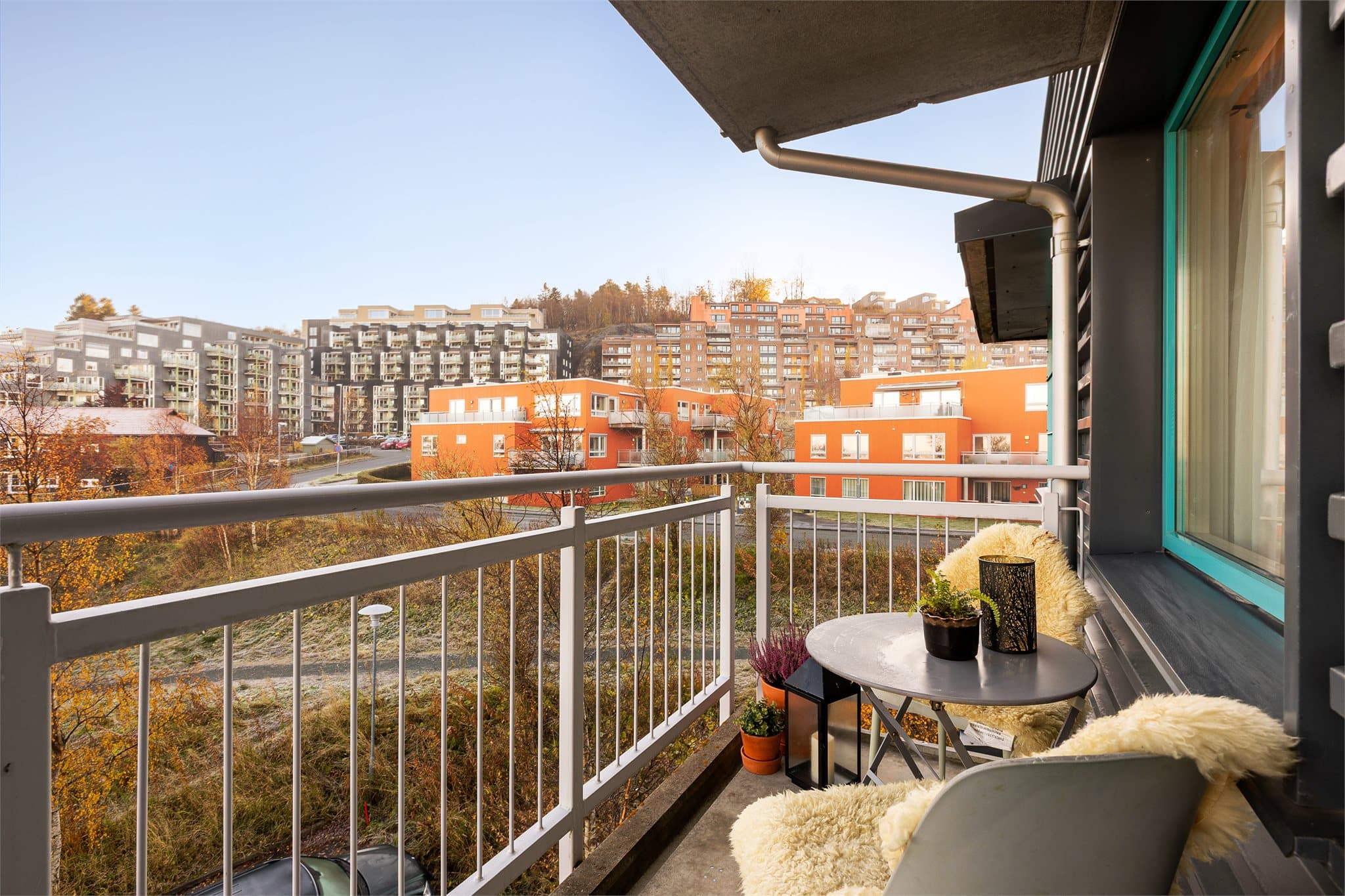 Fra stuen er det utgang til en flott balkong med plass til utemøbler.