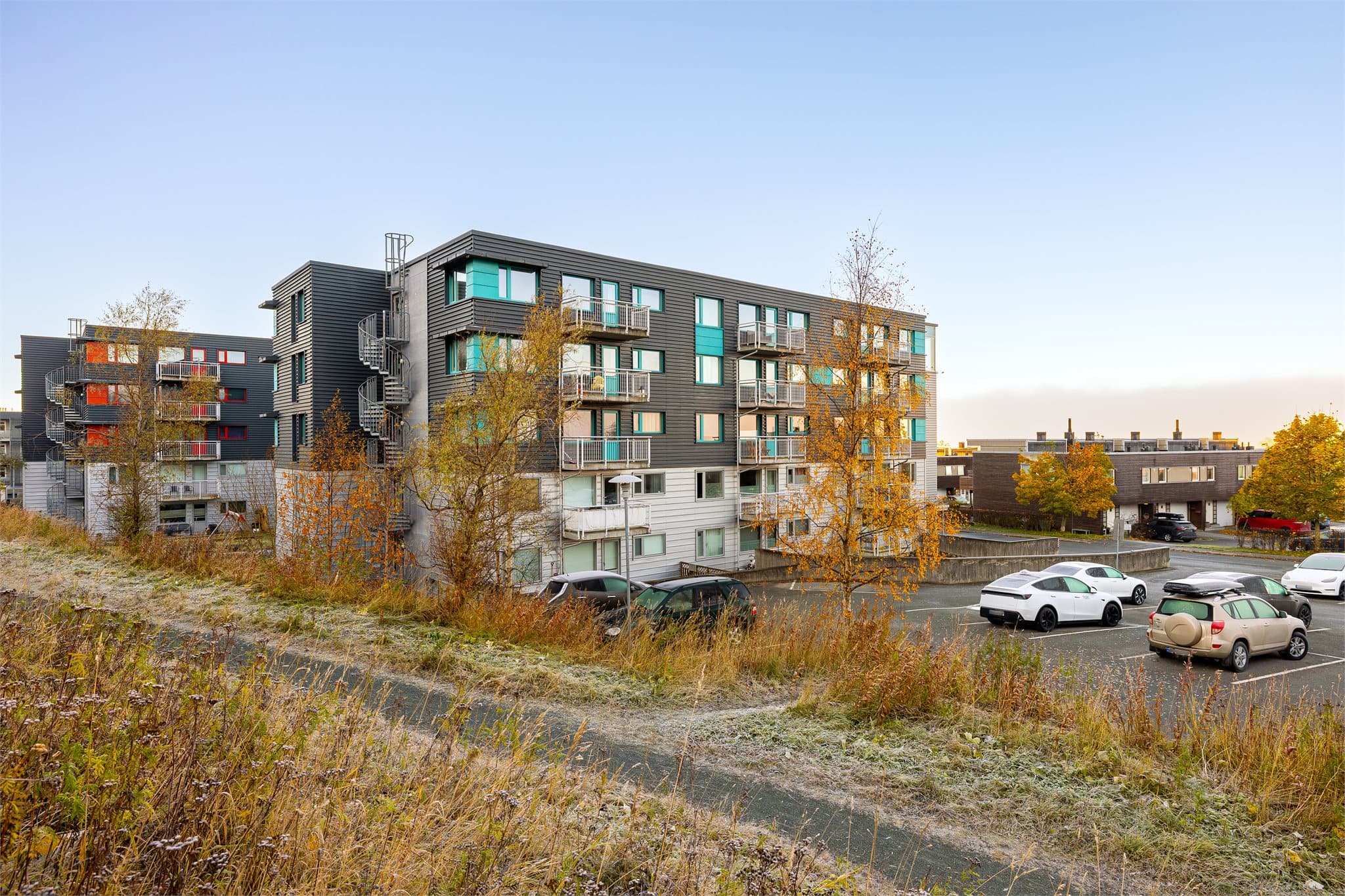 Fra boligen er det kort vei til Estenstadmarka som byr på flotte turmuligheter året rundt. I tillegg ligger både Voll studentby, Moholt studentby og Moholt butikksenter i nærheten.