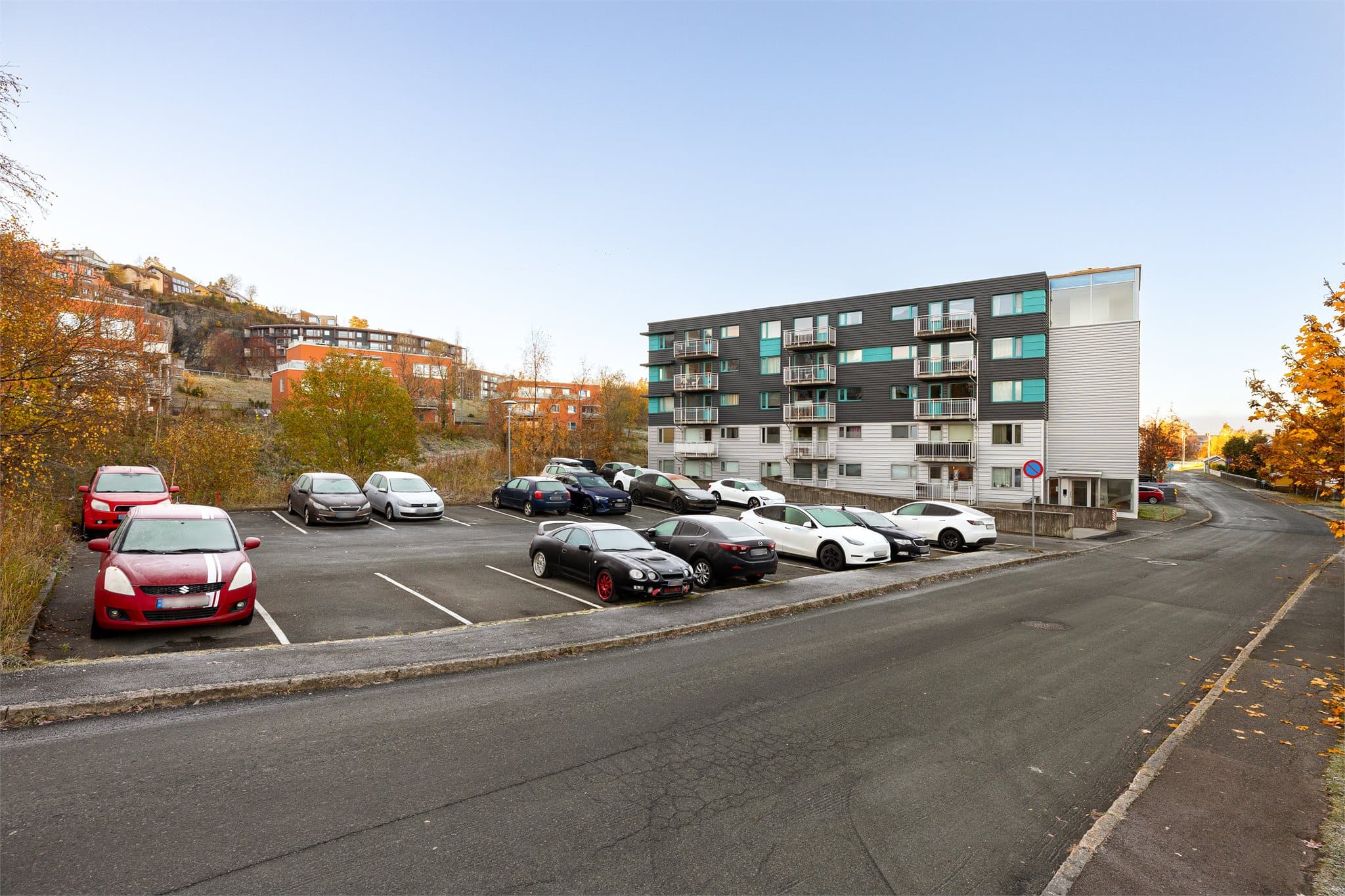 Parkering kan søkes om via styret. Borettslaget leier ut 68 parkeringsplasser for bil, med mulighet for etablering av ladepunkt til el- eller hybridbil.