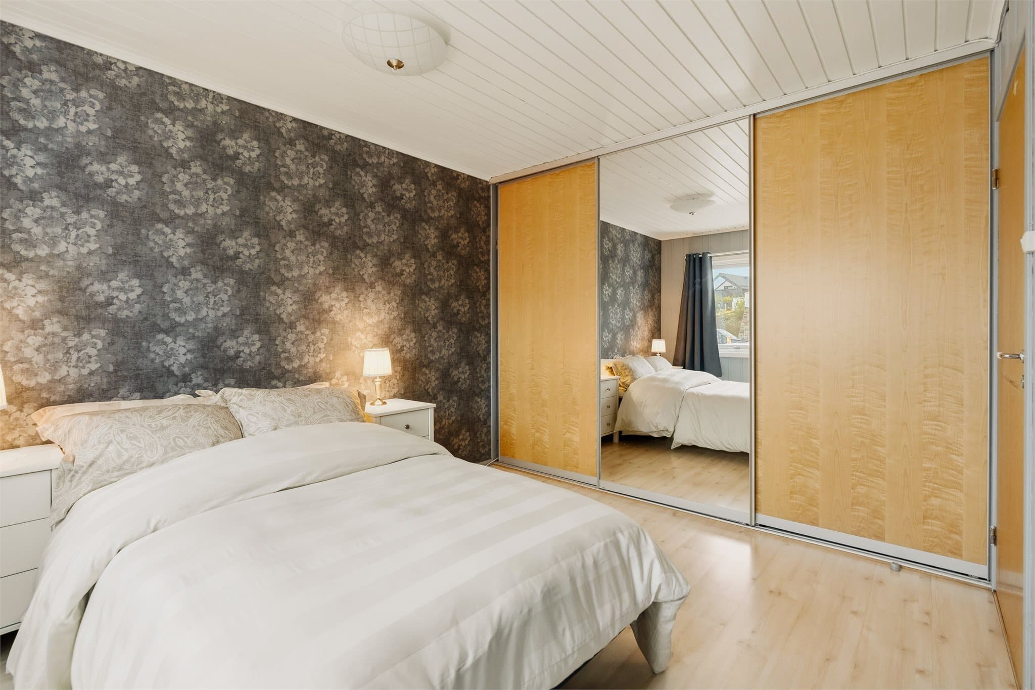 På dette soverommet følger det med skyvedørsgarderobe.