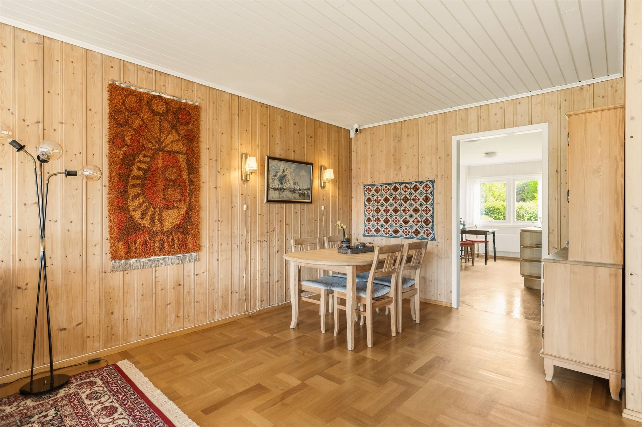 Stuen er delt inn i flere soner med plass til sofagruppe og spisestue.
