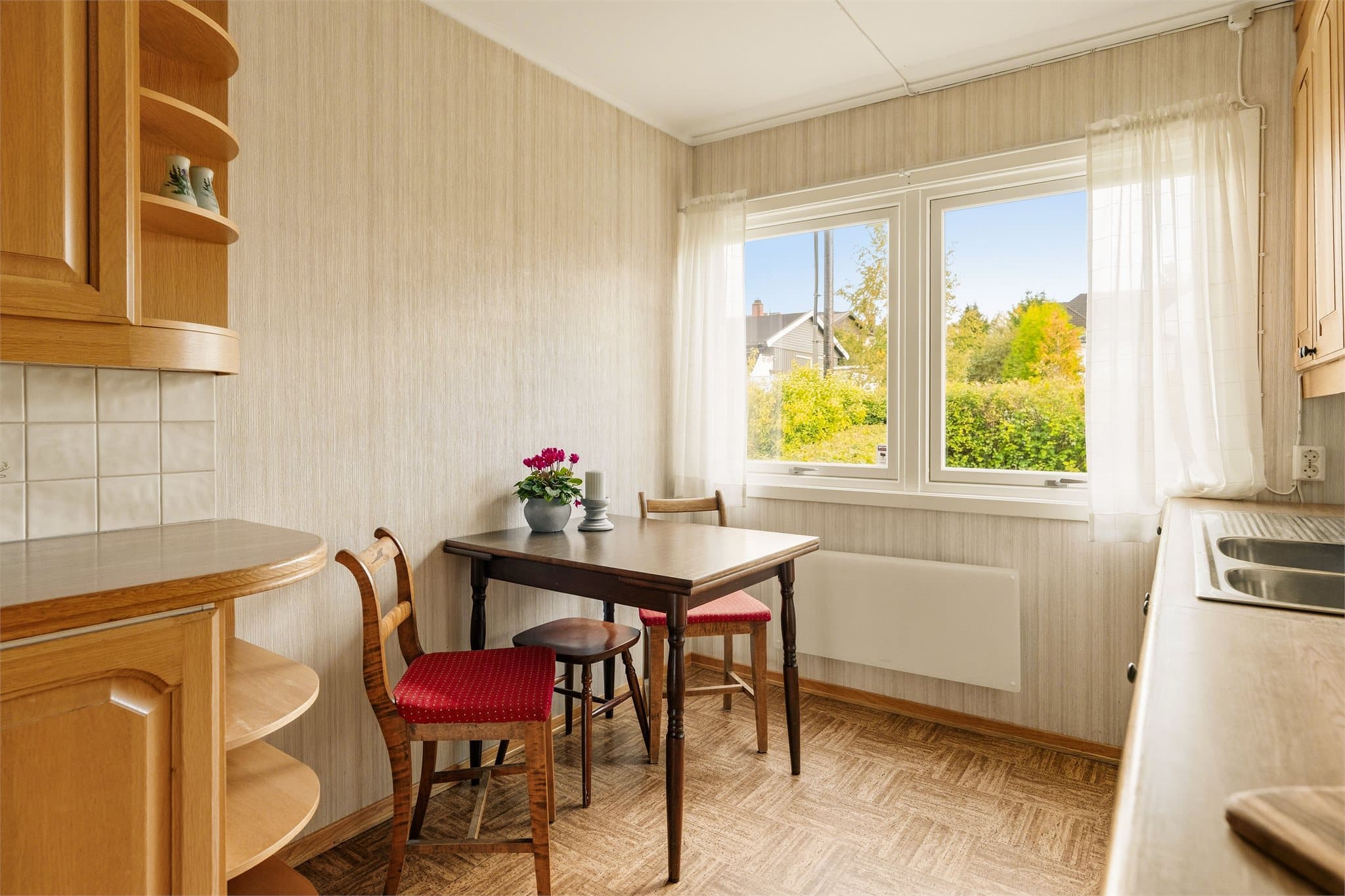Kjøkkenet har frittstående hvitevarer. Her er det i likhet med stuen god plass til å møblere med spisebord.