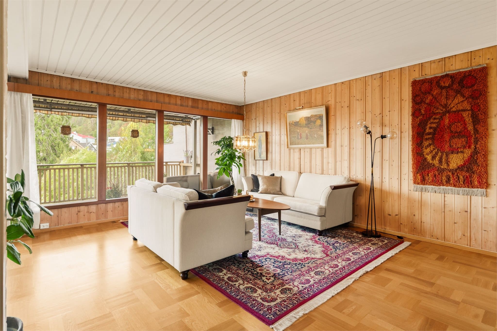 I stuen er det heltre parkett på gulv, panel på vegger og hvitmalte panel i tak.