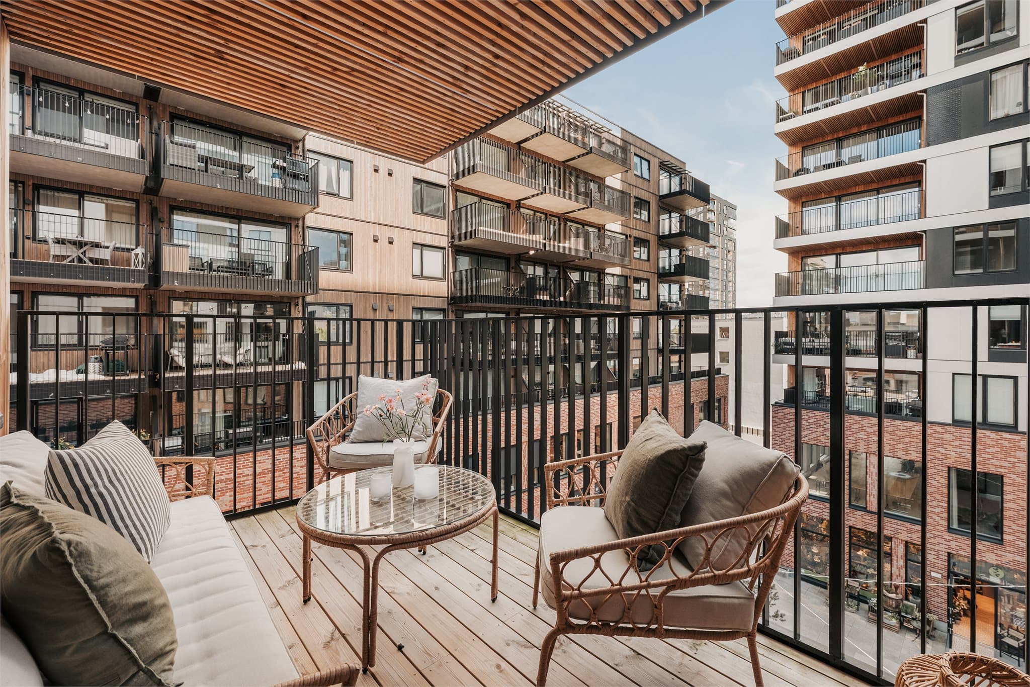 Balkongen er på ca. 8 m² og har god plass til sittegruppe.