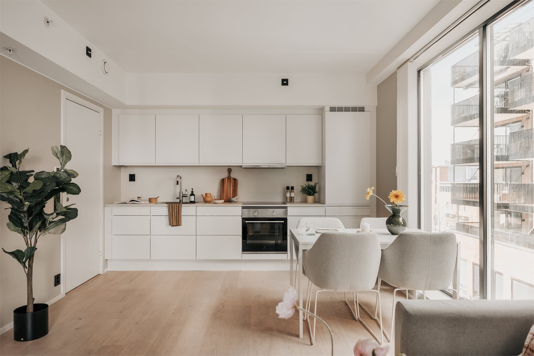 Moderne kjøkkeninnredning fra HTH med glatte fronter og laminat benkeplate.