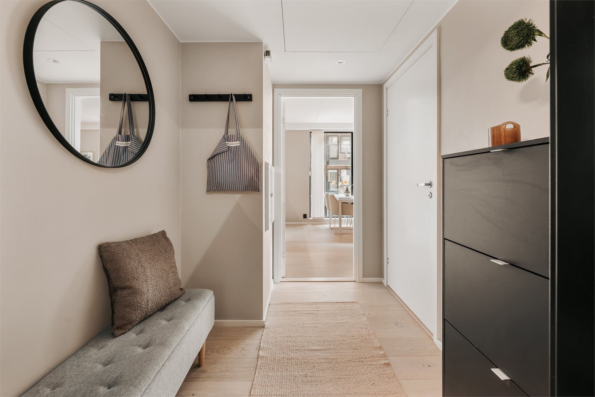 Innbydende entre med plass til et garderobeskap.