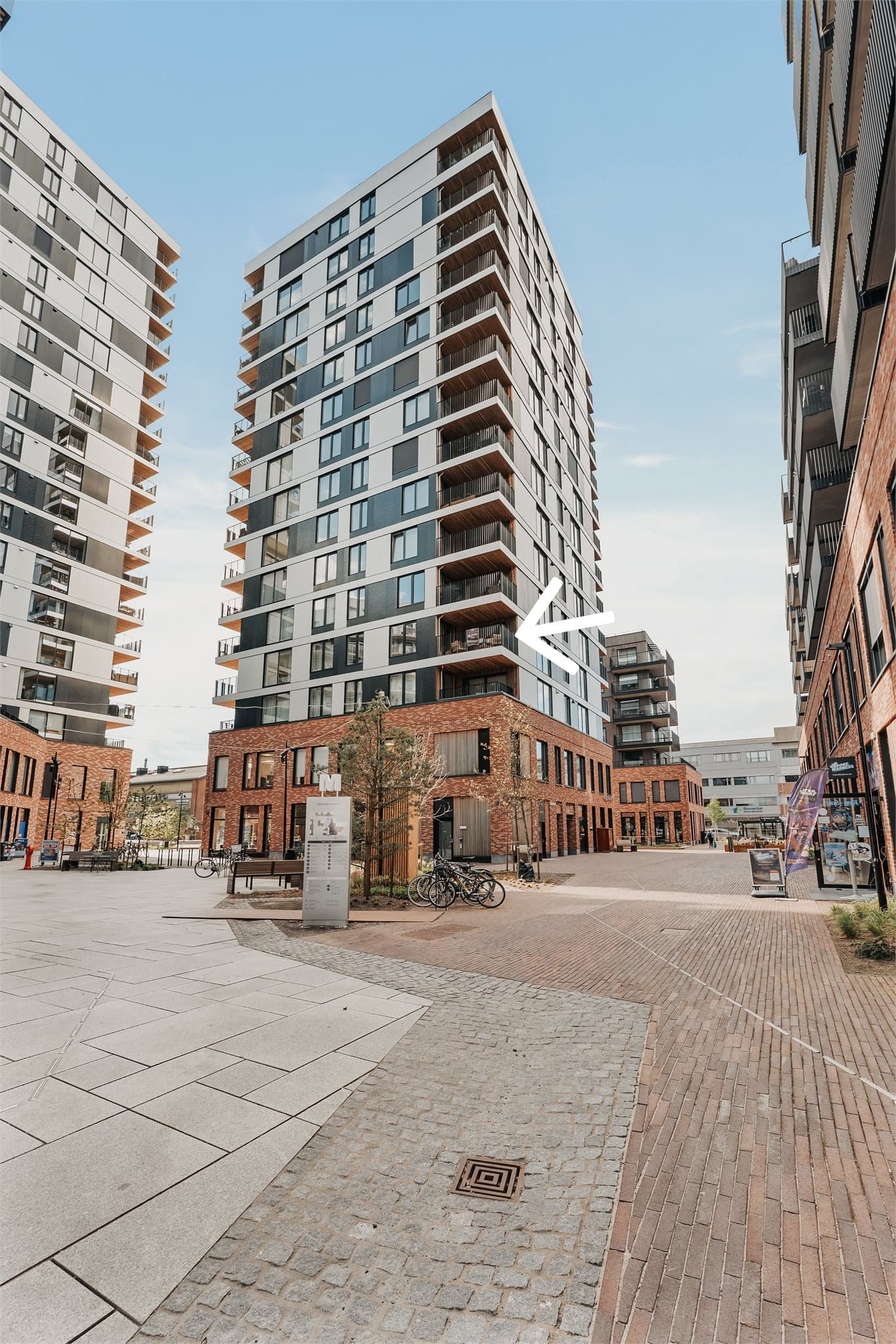 Leiligheten er beliggende i 4.etasje. Det er gangavstand til alt man trenger i hverdagen, og kun 4 min. gange til Lillestrøm togstasjon og bussterminal.