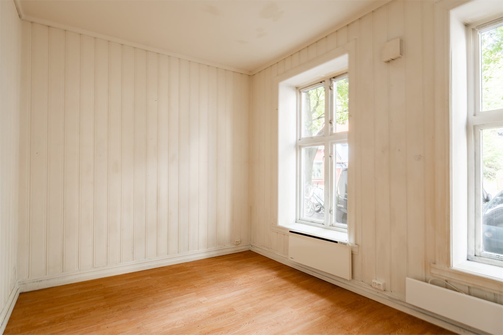 En lys 2-roms med god takhøyde og masse lys!