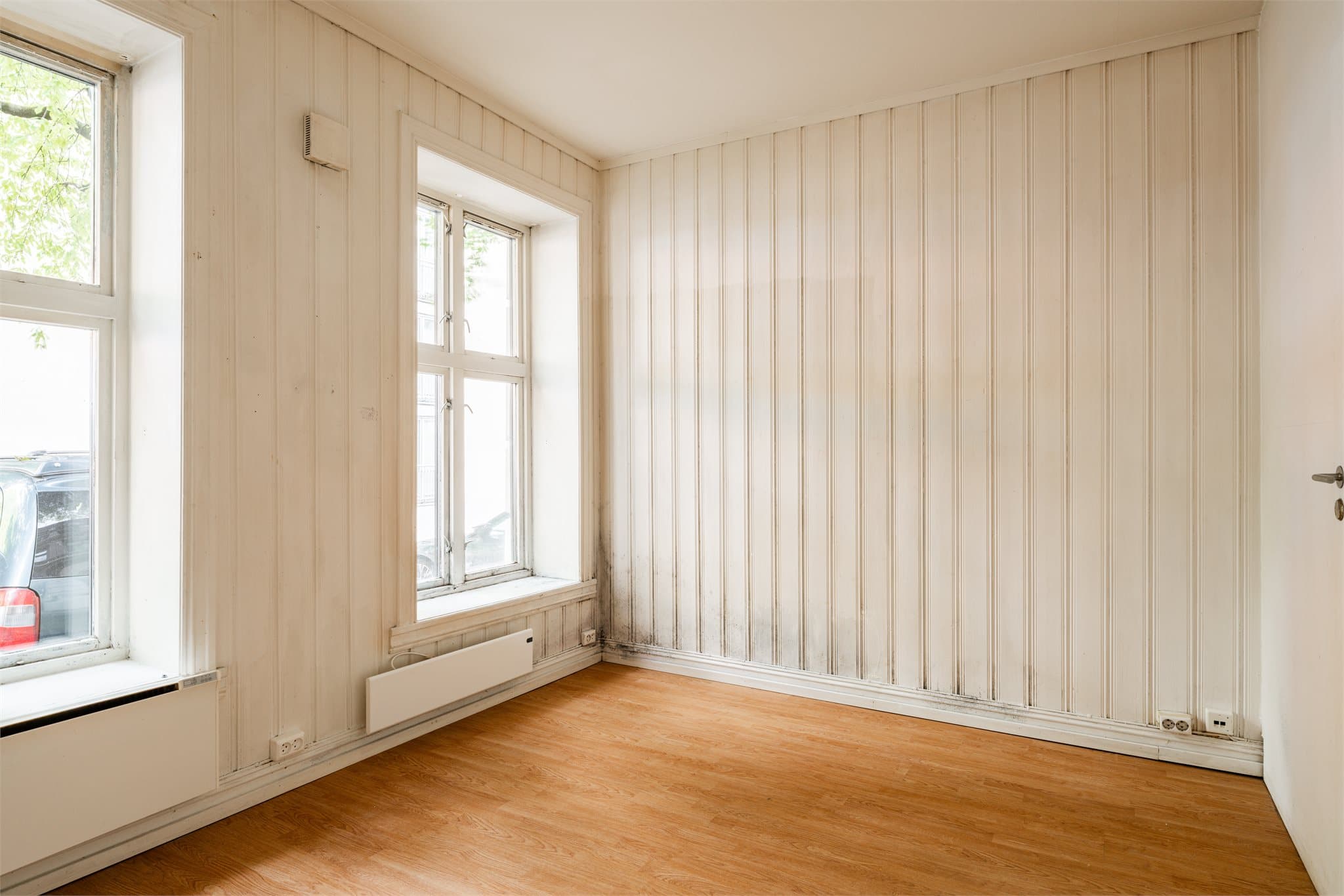 Svært romslig soverom med god plass til dobbeltseng og nattbord.