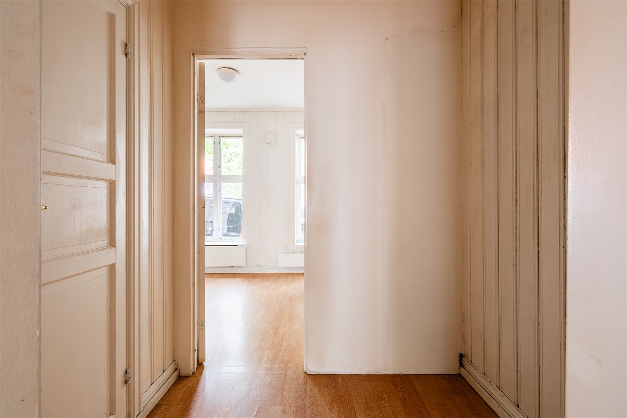 Gangen er romslig med god plass til å henge fra seg yttertøy.