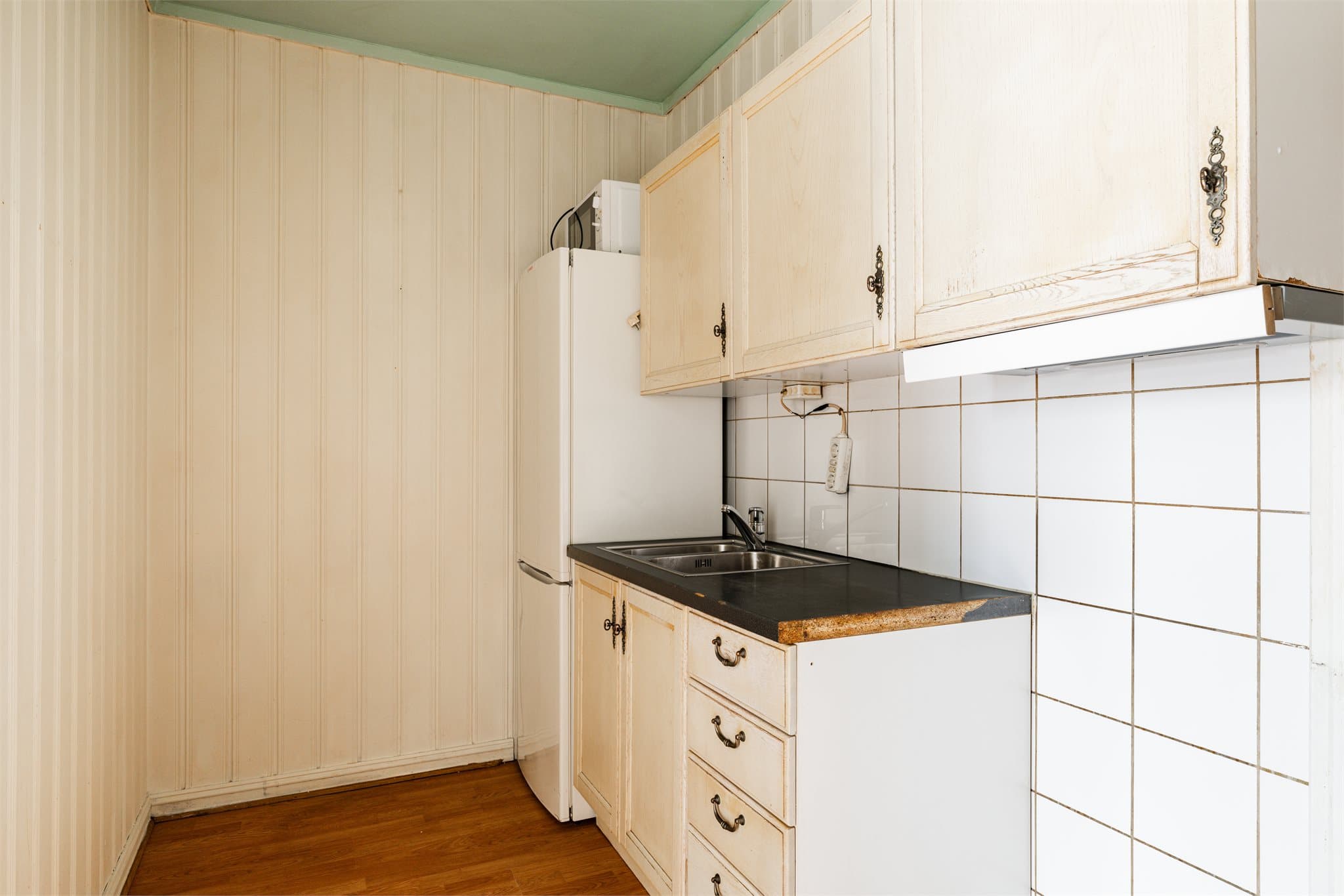 Kjøkkenet har profilert innredning, laminat benkeplate med nedfelt kum, kjøl/frys og teknisk stikk for komfyr.