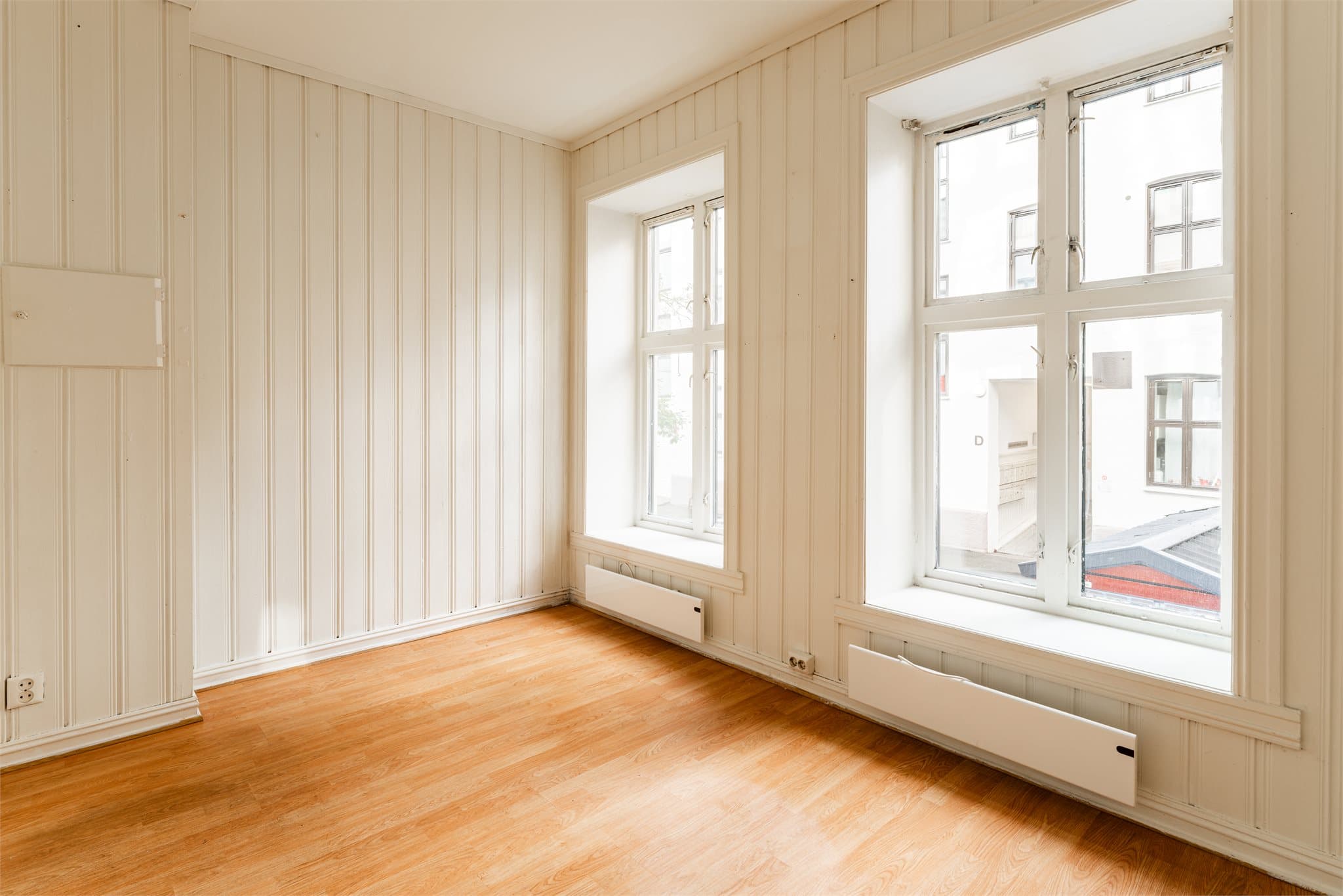 Leiligheten oppleves lys og luftig men har et behov for totaloppussing.