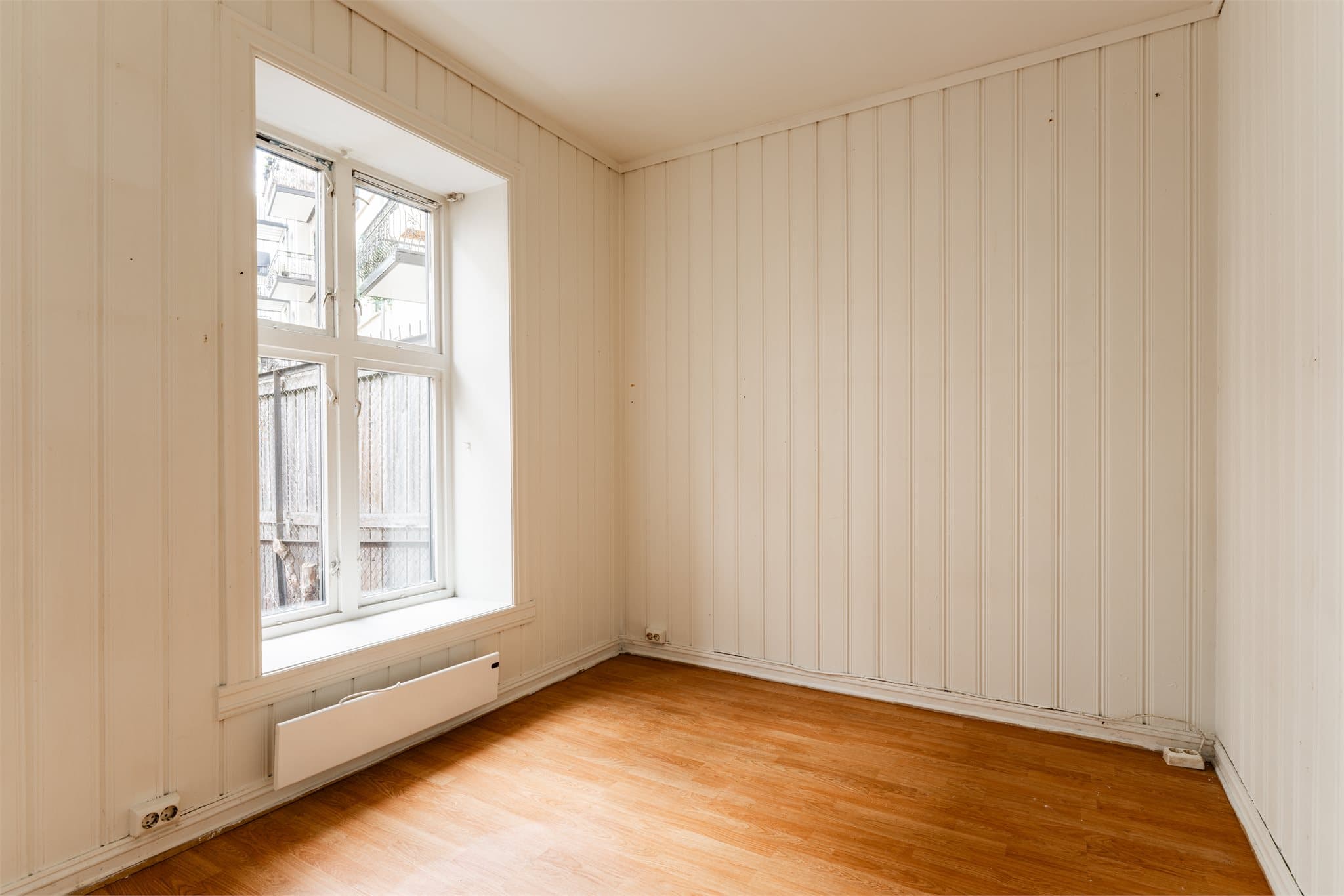 Klassiske detaljer som svært god takhøyde og dype karmer.