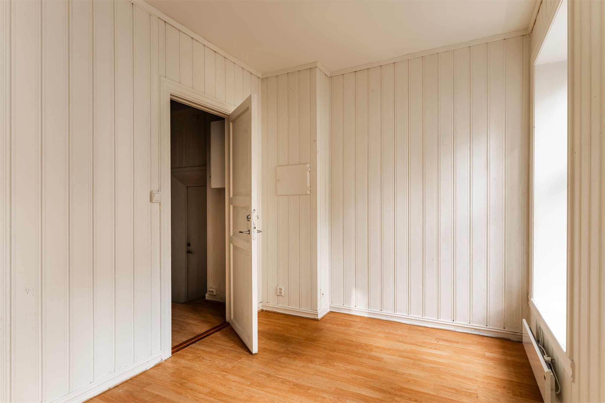 På stuen har du plass til sofa, tv-seksjon og annet ønsket møblement.