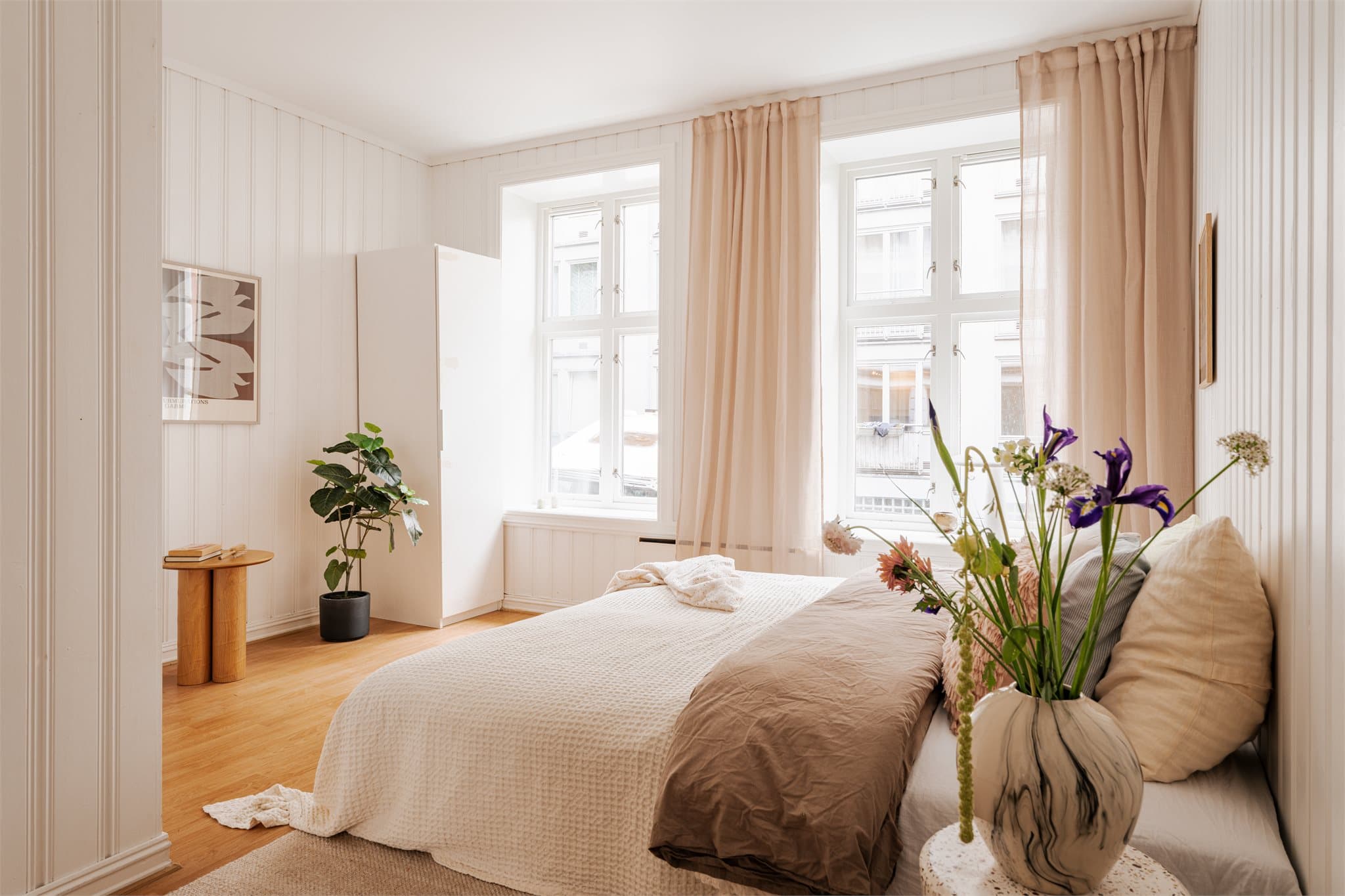 Klassiske detaljer som svært god takhøyde og dype karmer.