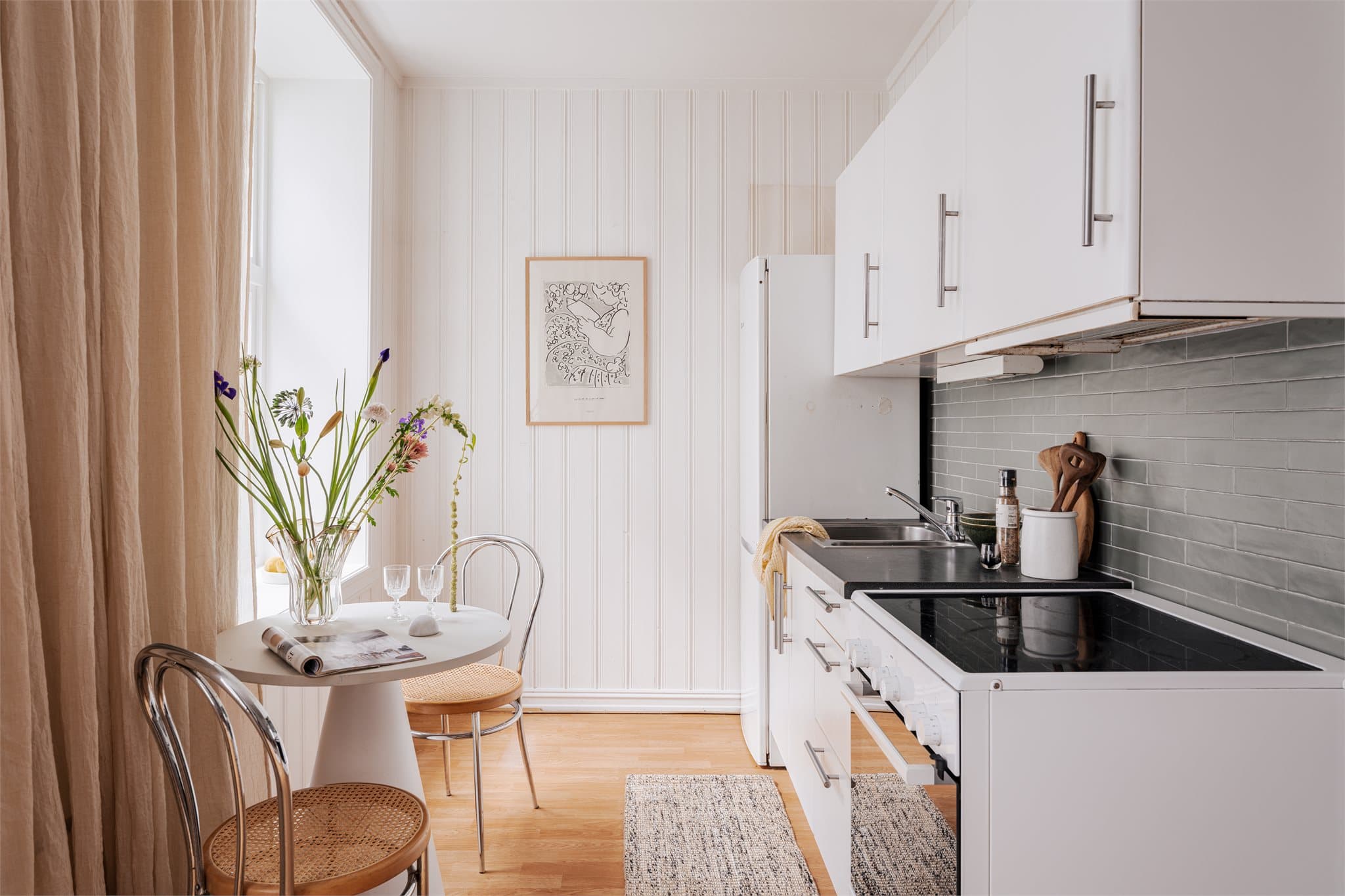 Boligen har god takhøyde og store vinduer som gir en ekstra romslig og god atmosfære.