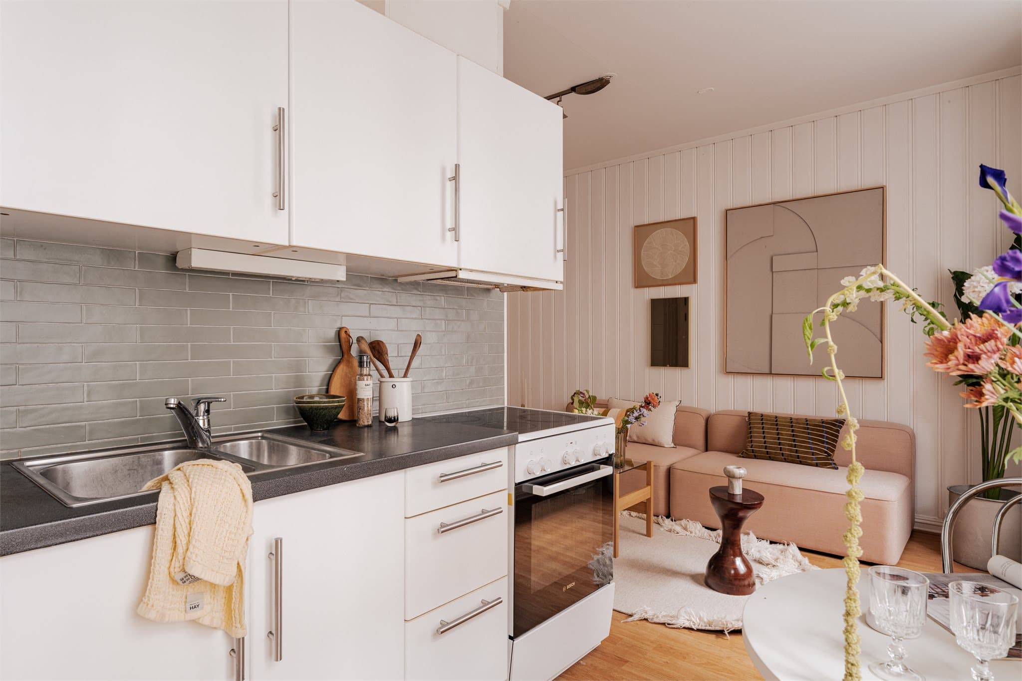 Kjøkken med glatte fronter, laminat benkeplate og godt med lagringsplass.