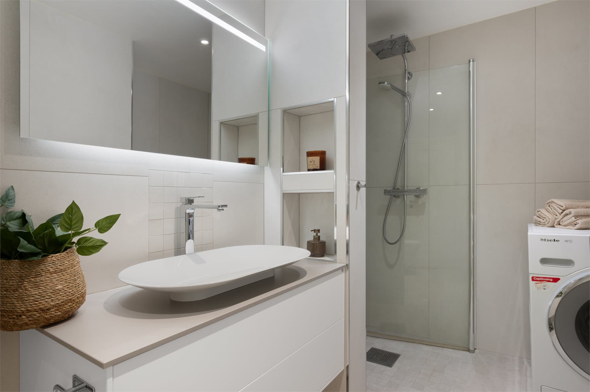 - Badet måler 4,3m² og er pusset opp i 2018 -