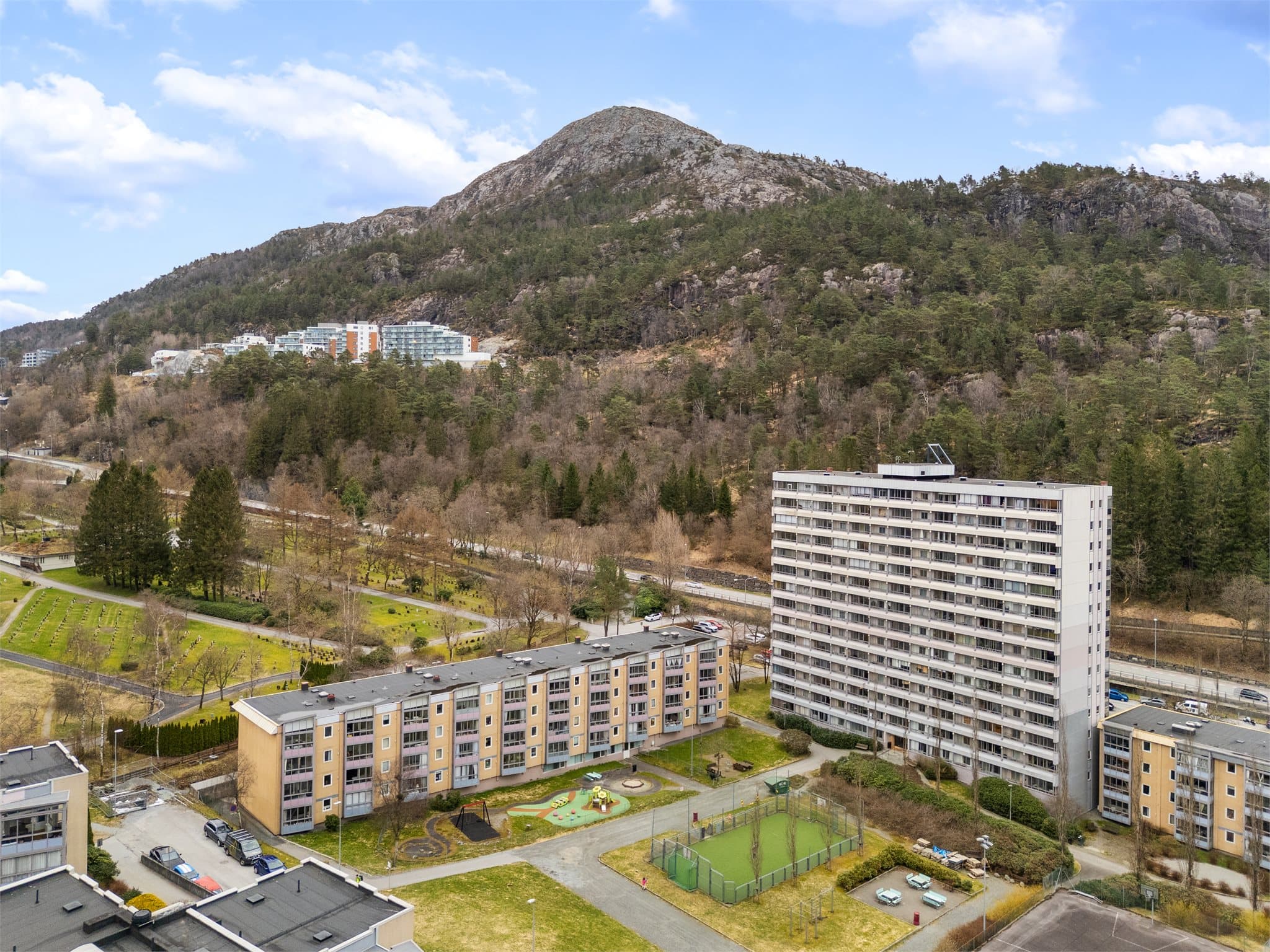 - Området byr på flotte tur- og rekreasjonsmuligheter som Storavatnet, Kanadaskogen og Lyderhorn -