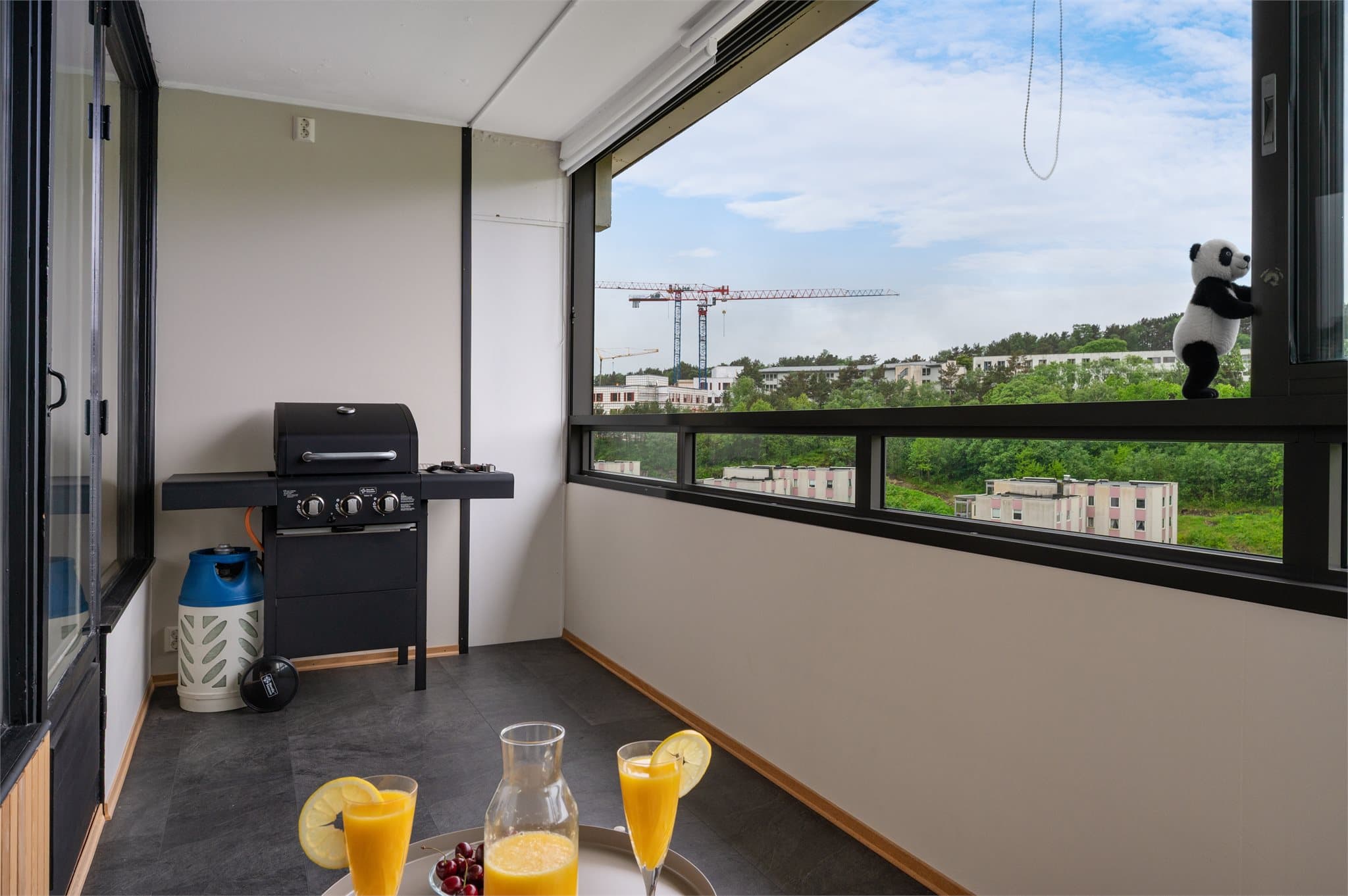 - Den innglassede balkongen måler 8m² -