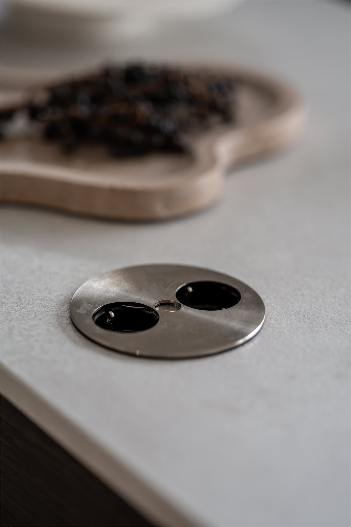 En smart detalj er den nedfelte stikkontakten i benkeplaten for enkel tilgang til strøm.