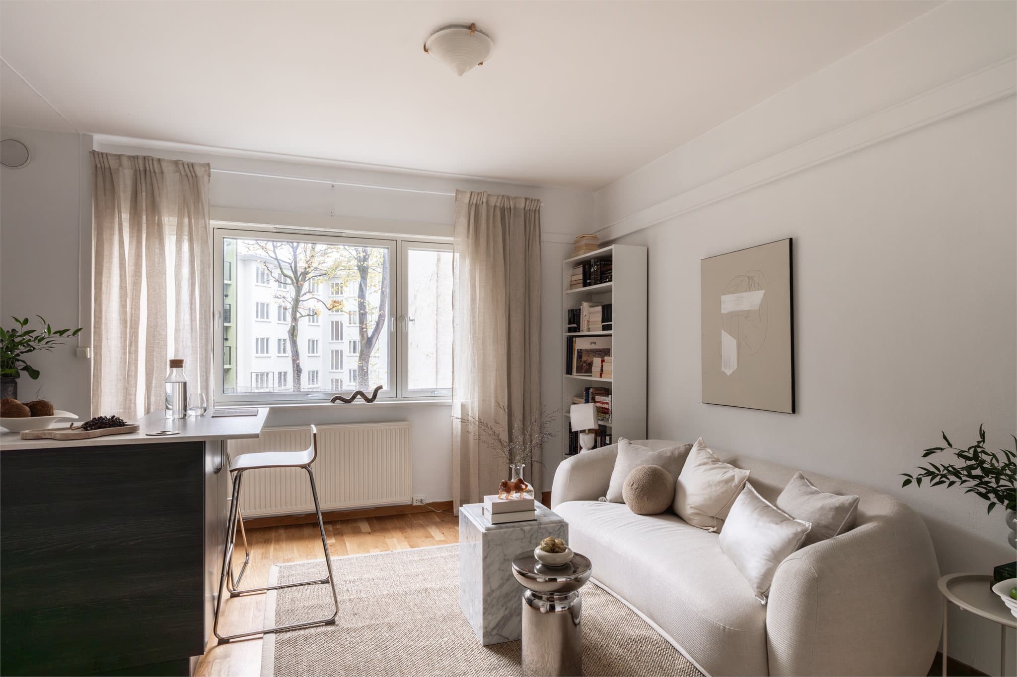 Den gode takhøyden på 2,61 meter bidrar til en luftig atmosfære i rommet.