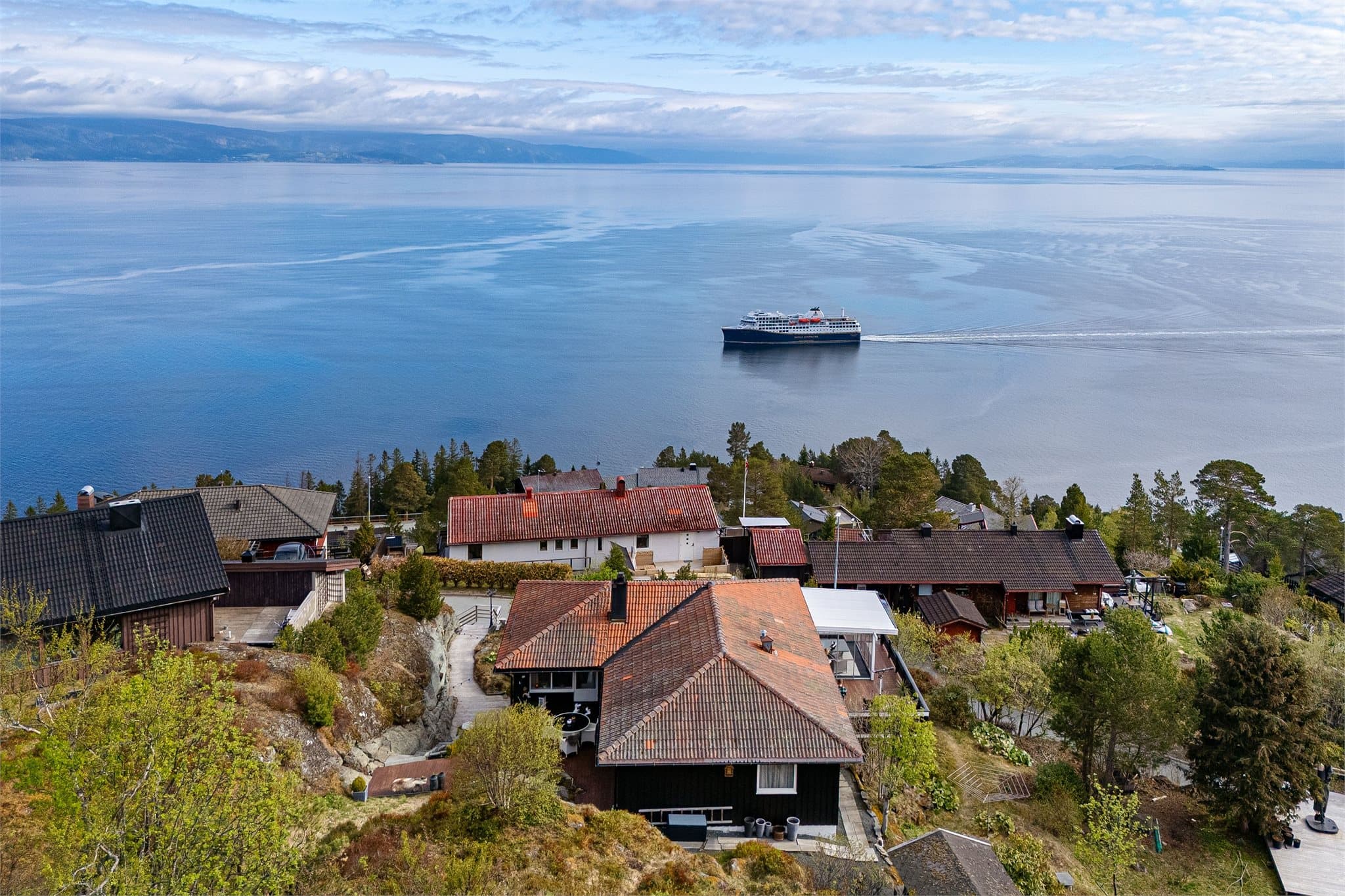 Her bor du rolig og tilbaketrukket med nærhet til både turterreng og sjø.