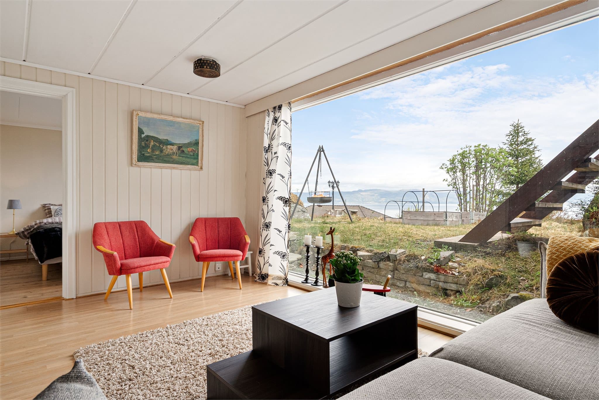 Kjellerstuen har en stor vindusflate som gir rikelig med naturlig lys og gode utsiktsforhold.