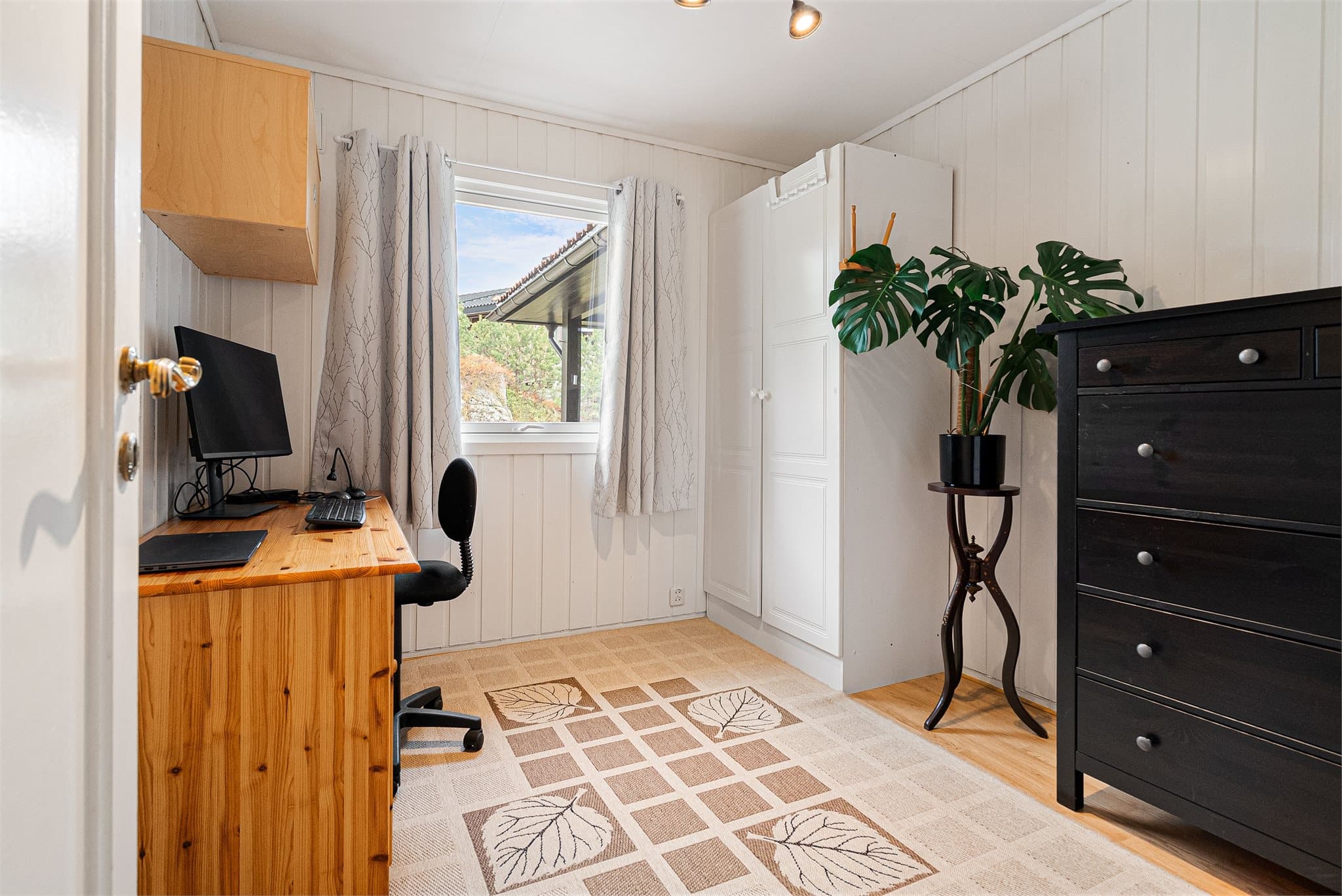 Soverom 2 egner seg godt som soverom, gjesterom eller kontor.