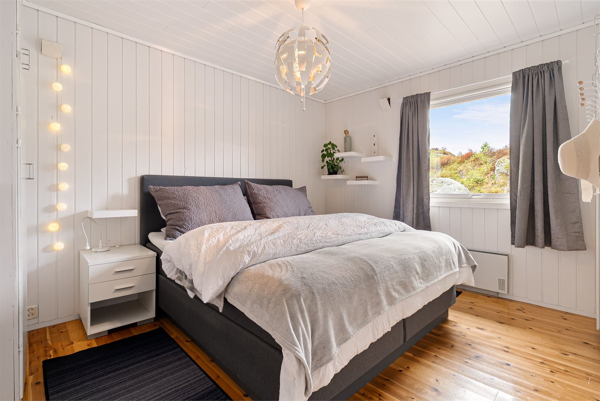 Hovedsoverommet måler ca. 10,5 kvm og har god plass til dobbeltseng og tilhørende møblement.