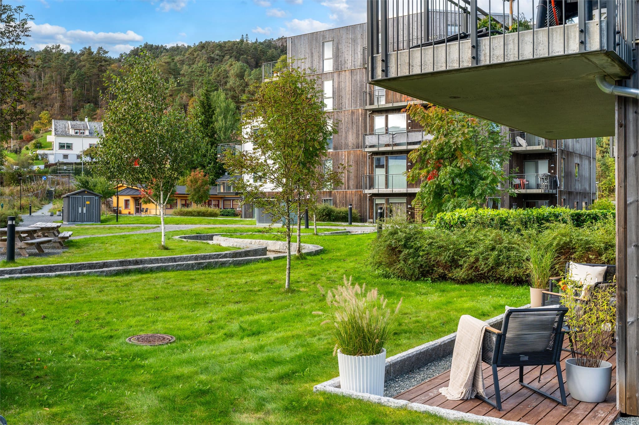 - Markterrassen måler 9m² og vender ut mot flott grøntareal -